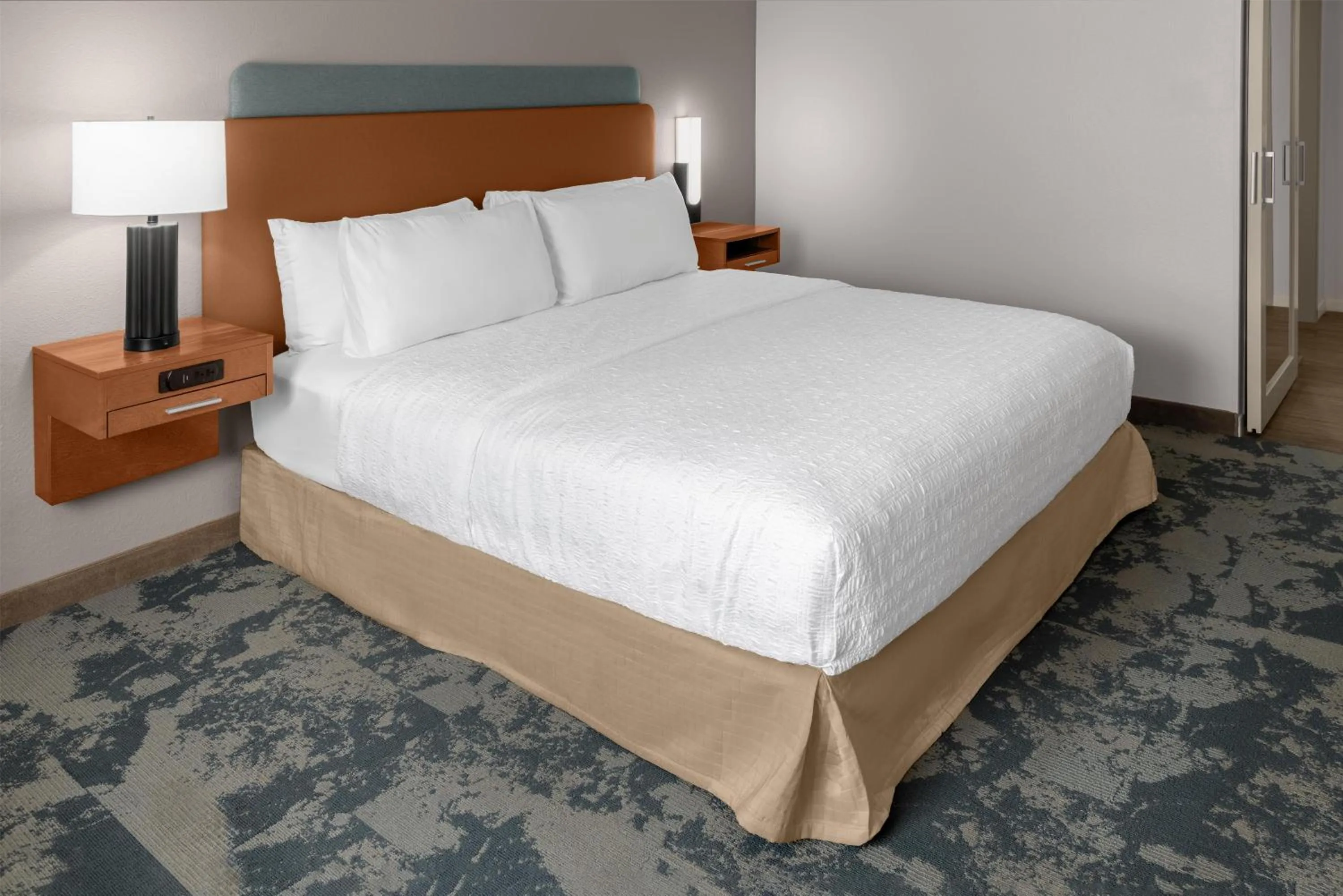 Bed in Hampton Inn Kansas City/Shawnee Mission