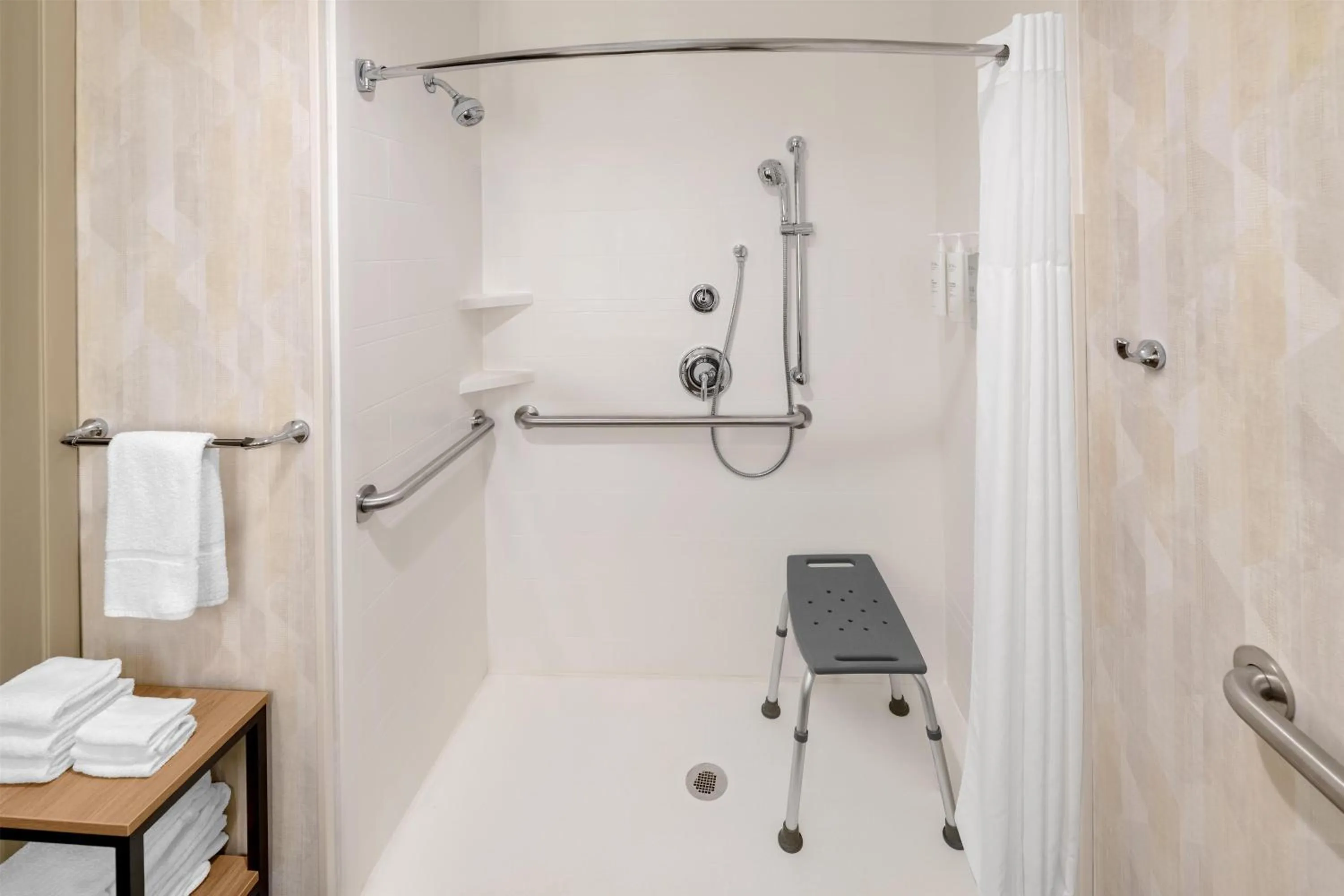 Bathroom in Hampton Inn Kansas City/Shawnee Mission