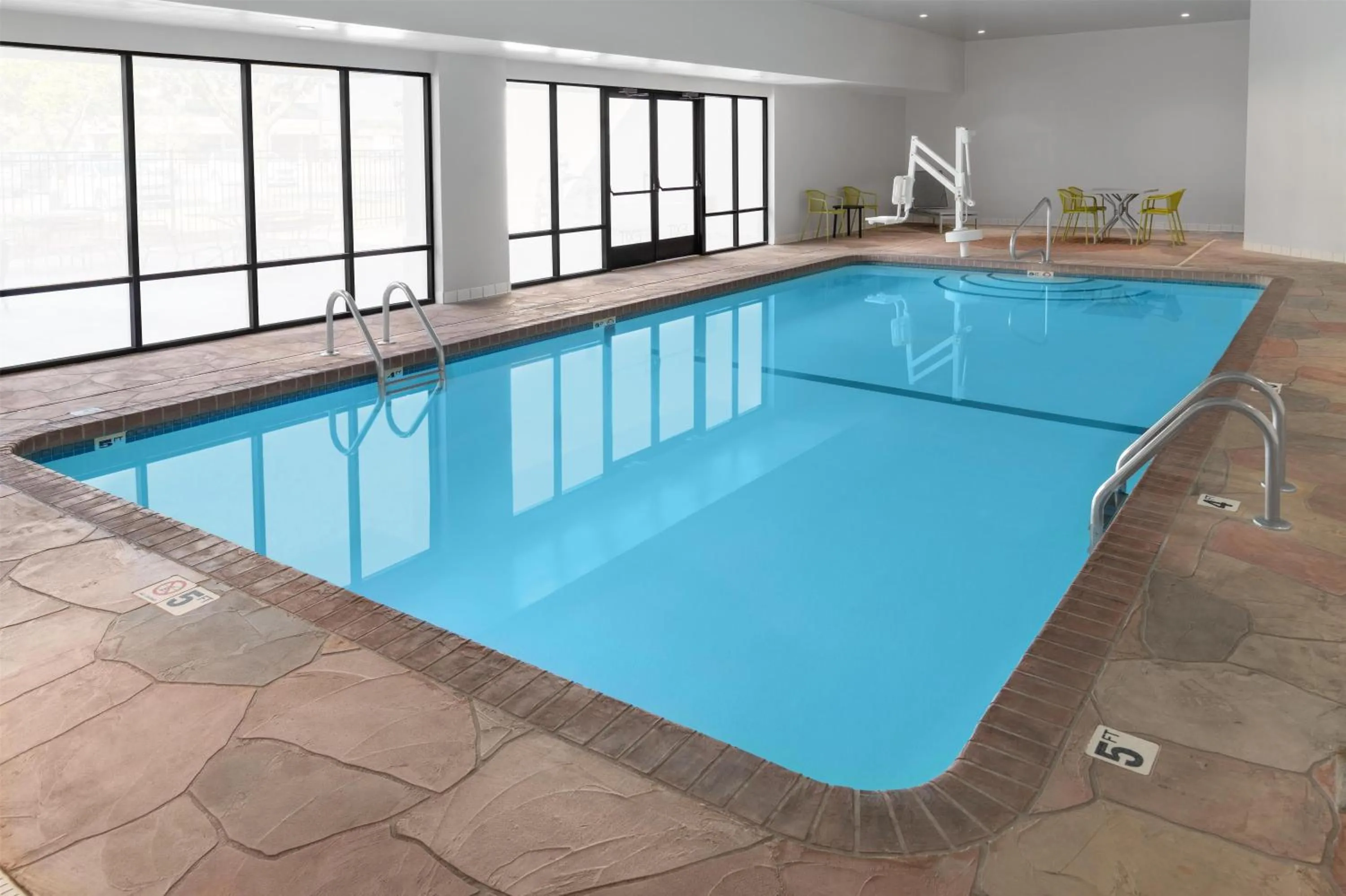 Pool view in Hampton Inn Kansas City/Shawnee Mission