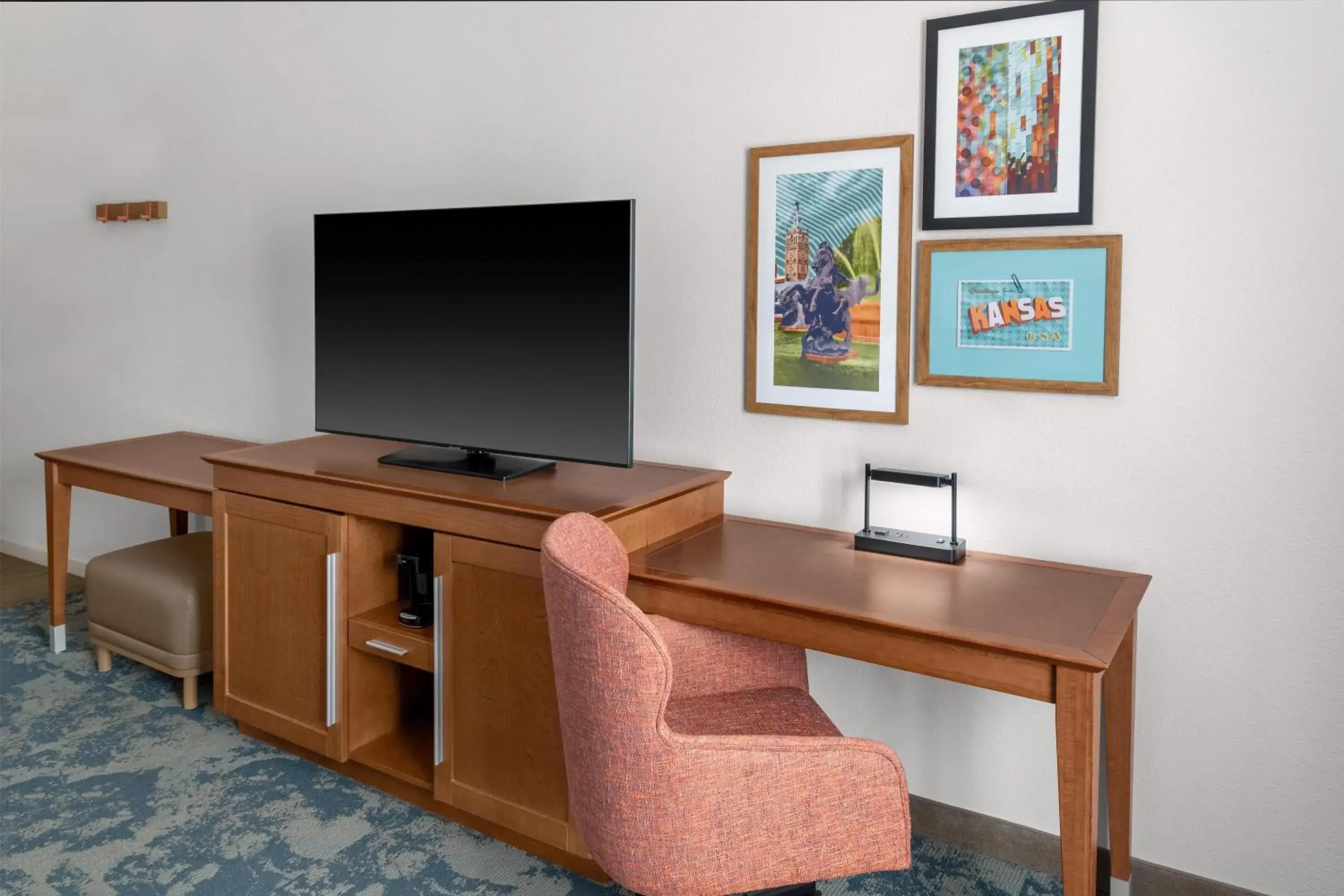 Bedroom in Hampton Inn Kansas City/Shawnee Mission Bedroom in Hampton Inn Kansas City/Shawnee Mission