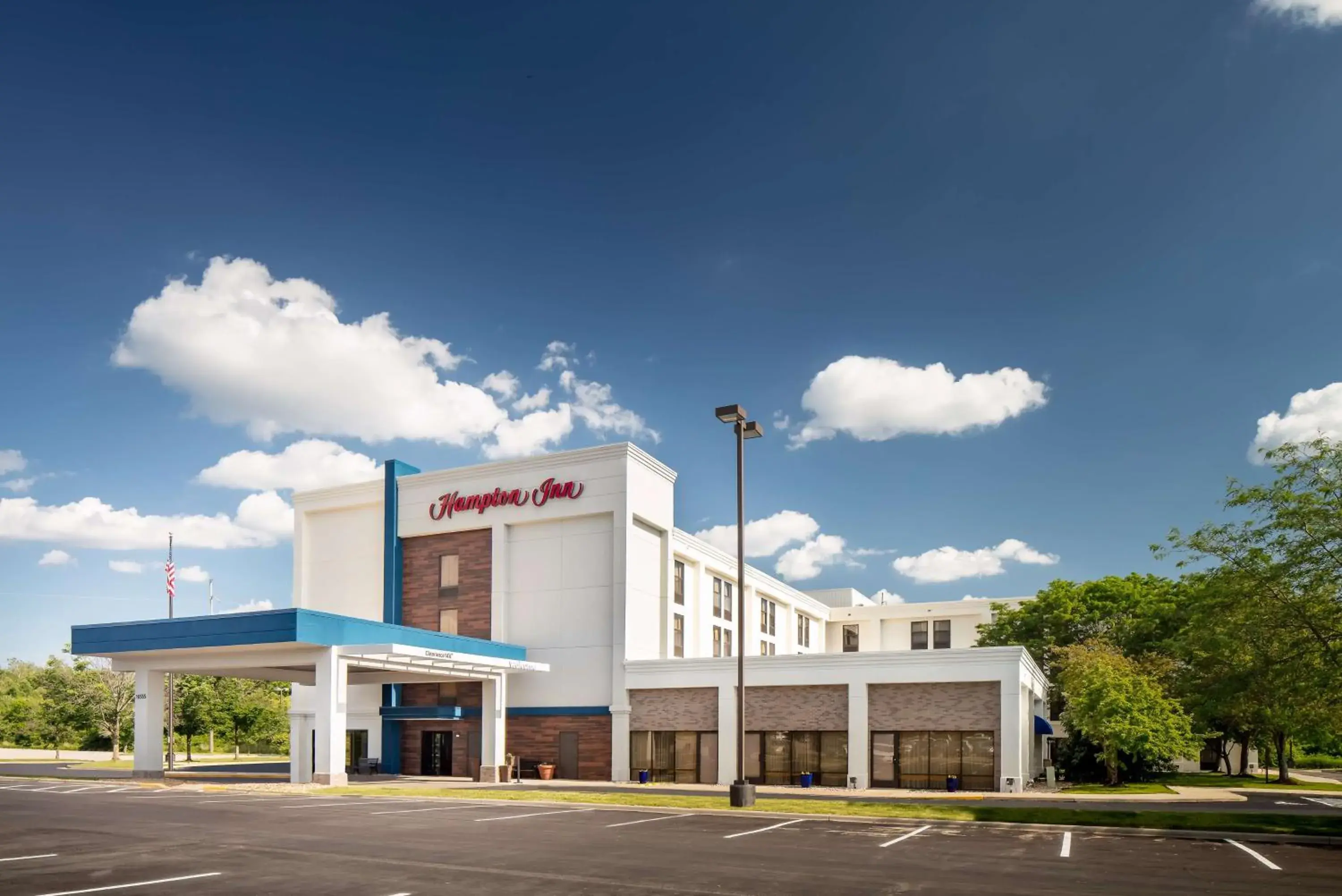 Property building in Hampton Inn Kansas City/Shawnee Mission Property building in Hampton Inn Kansas City/Shawnee Mission