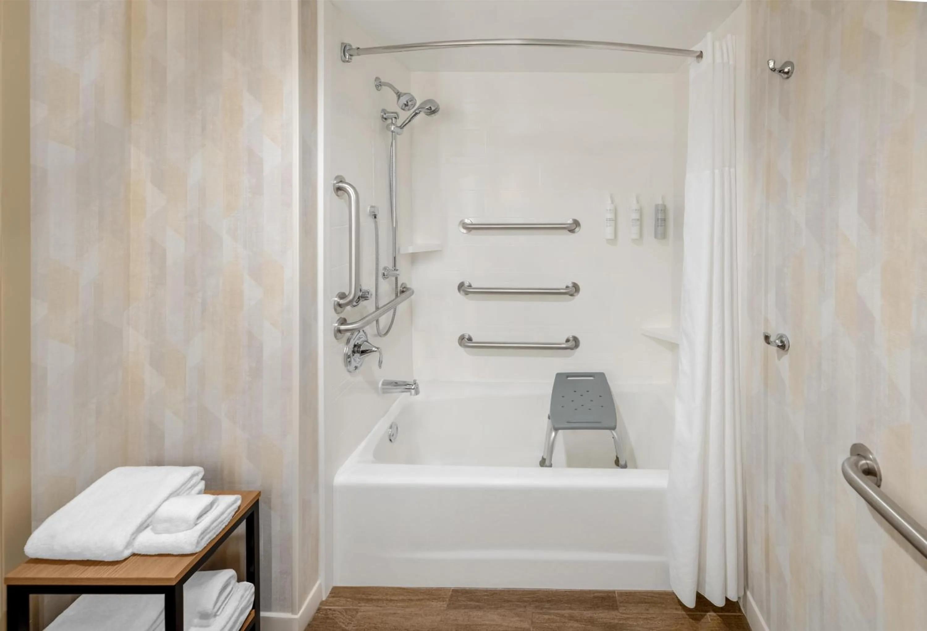 Bathroom in Hampton Inn Kansas City/Shawnee Mission