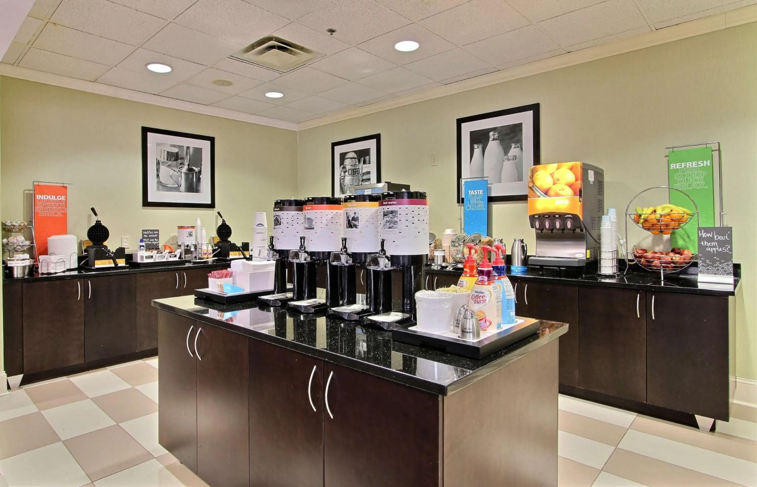 Dining area in Hampton Inn Savannah-I-95/Richmond Hill