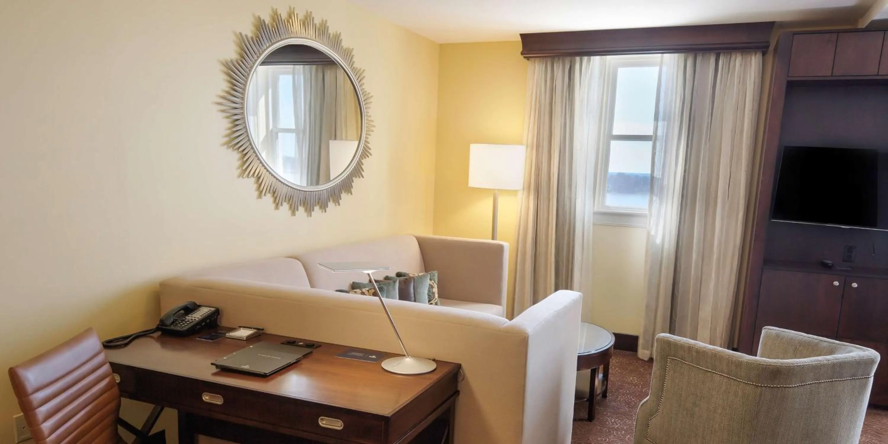 Living room in Hilton Baton Rouge Capitol Center