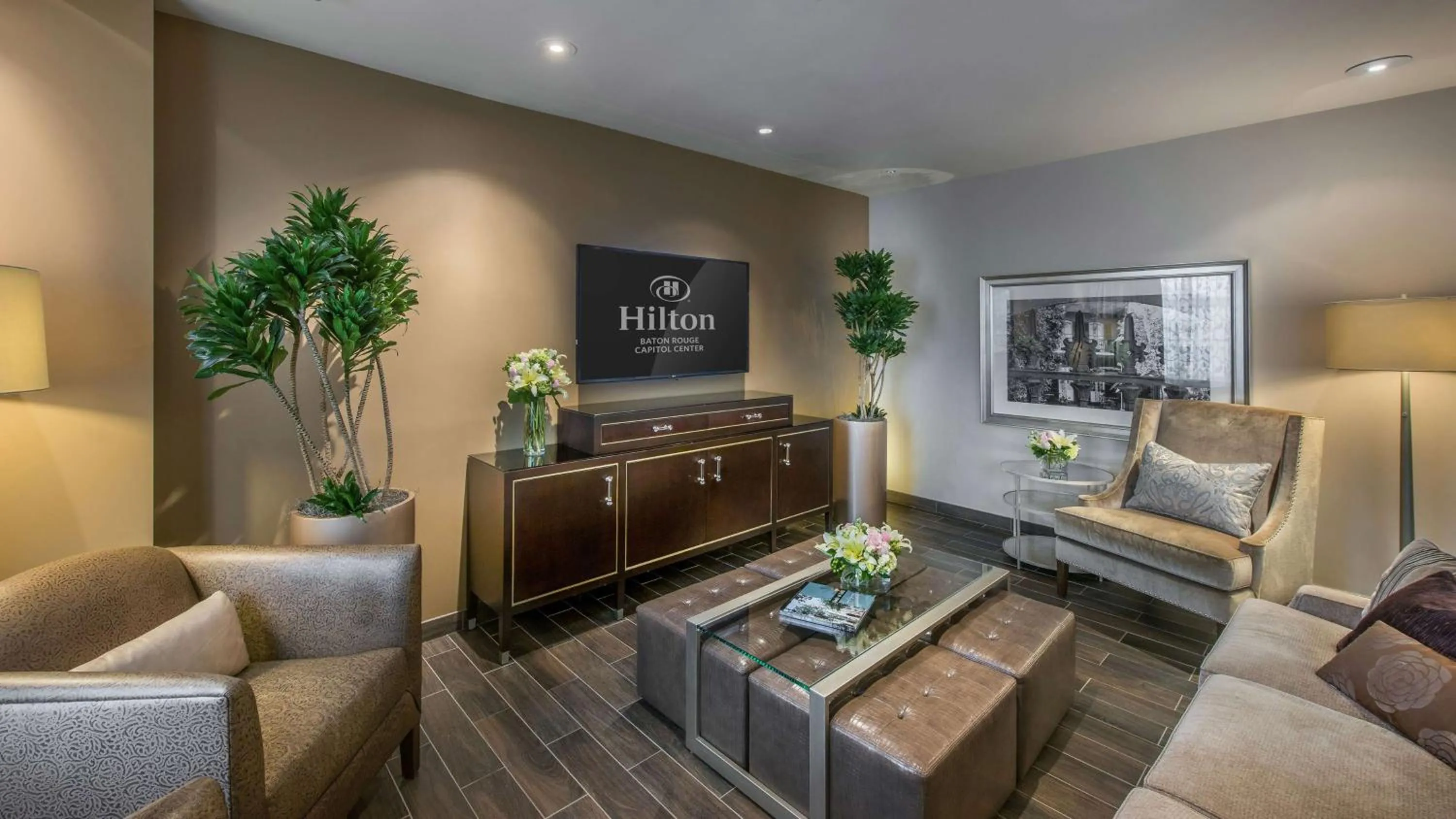 Living room in Hilton Baton Rouge Capitol Center