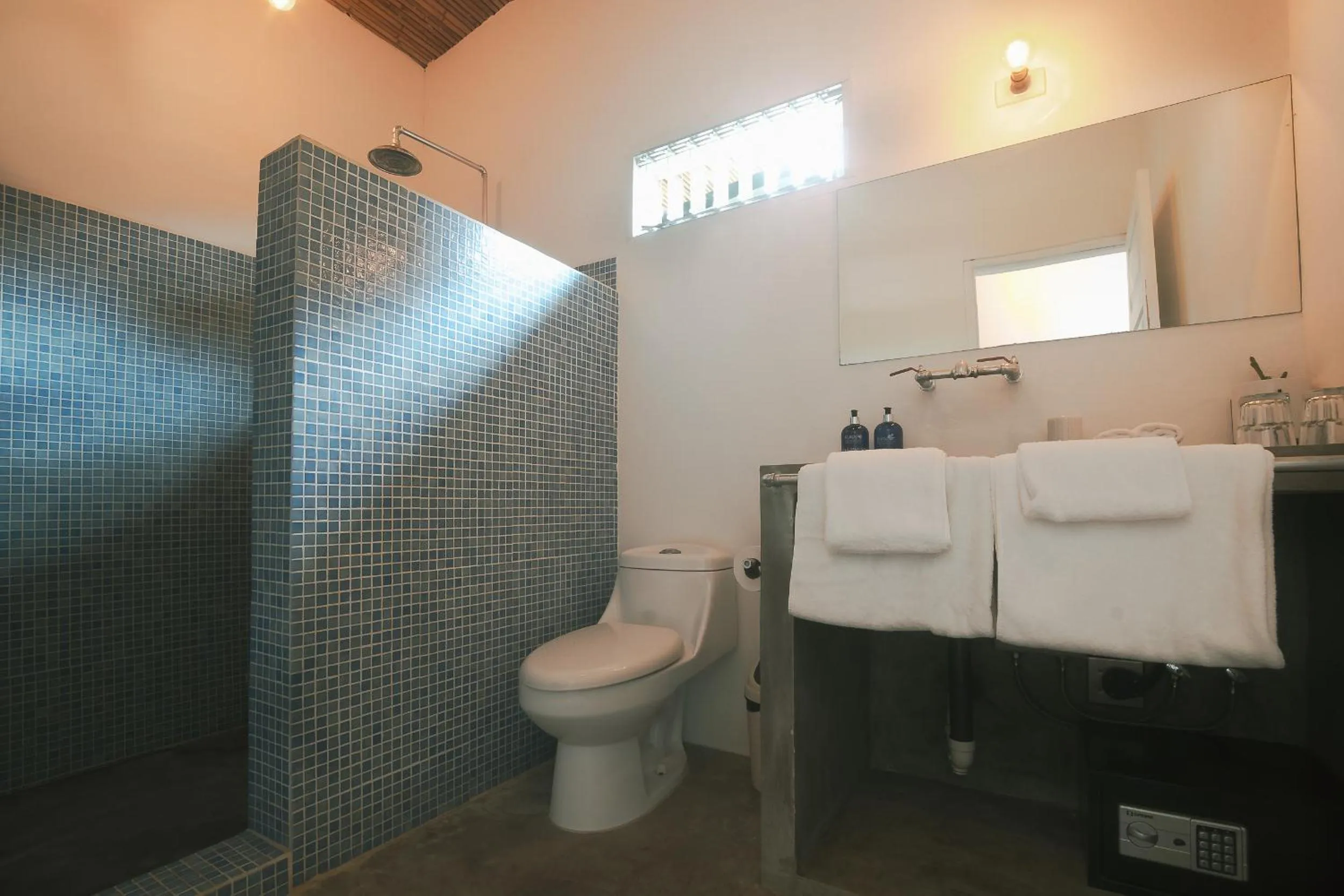 Bathroom in La Negra Surf Hotel