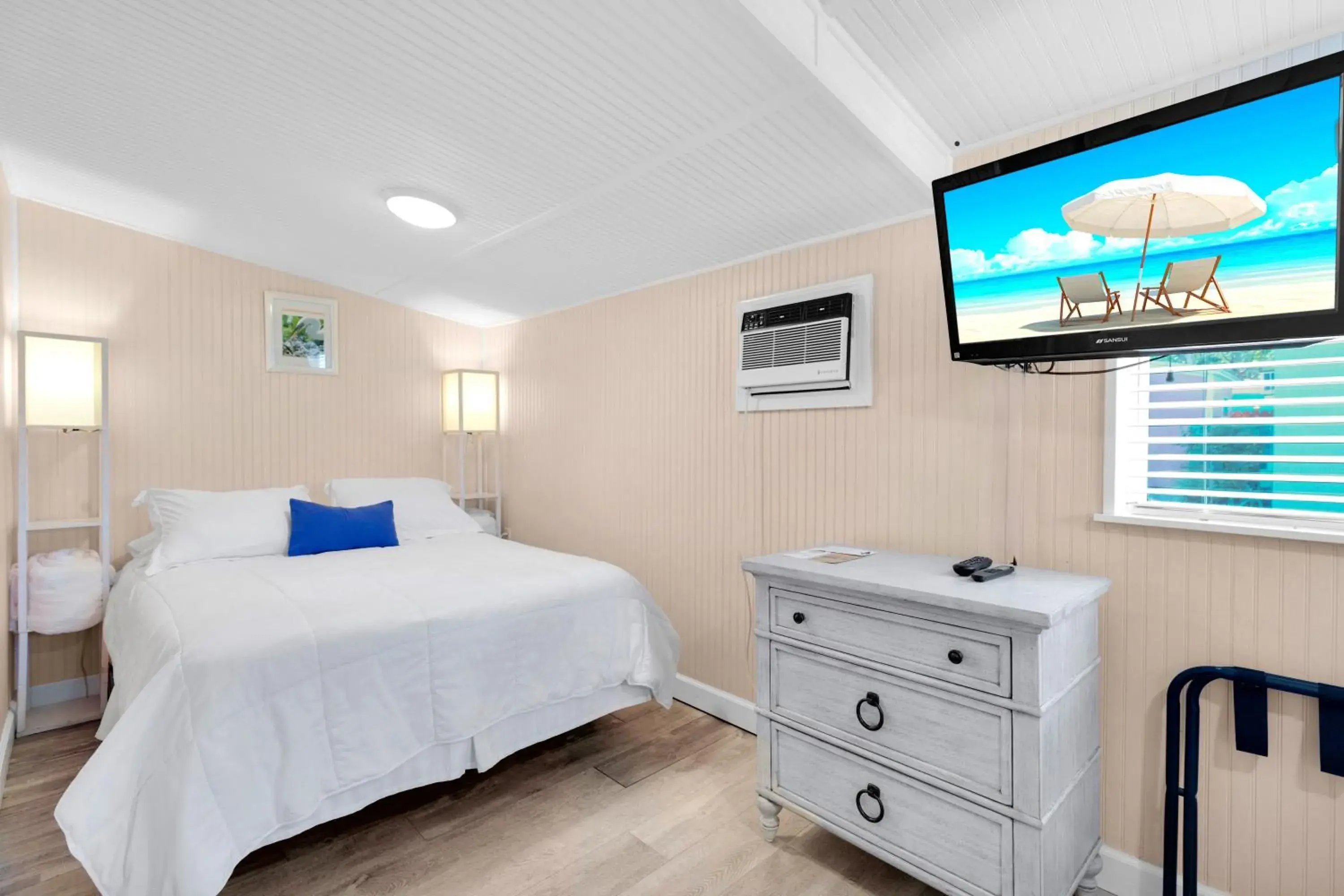 Bed in Sunset Cove Beach Resort Bed in Sunset Cove Beach Resort