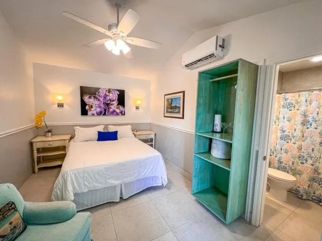 Bed in Sunset Cove Beach Resort