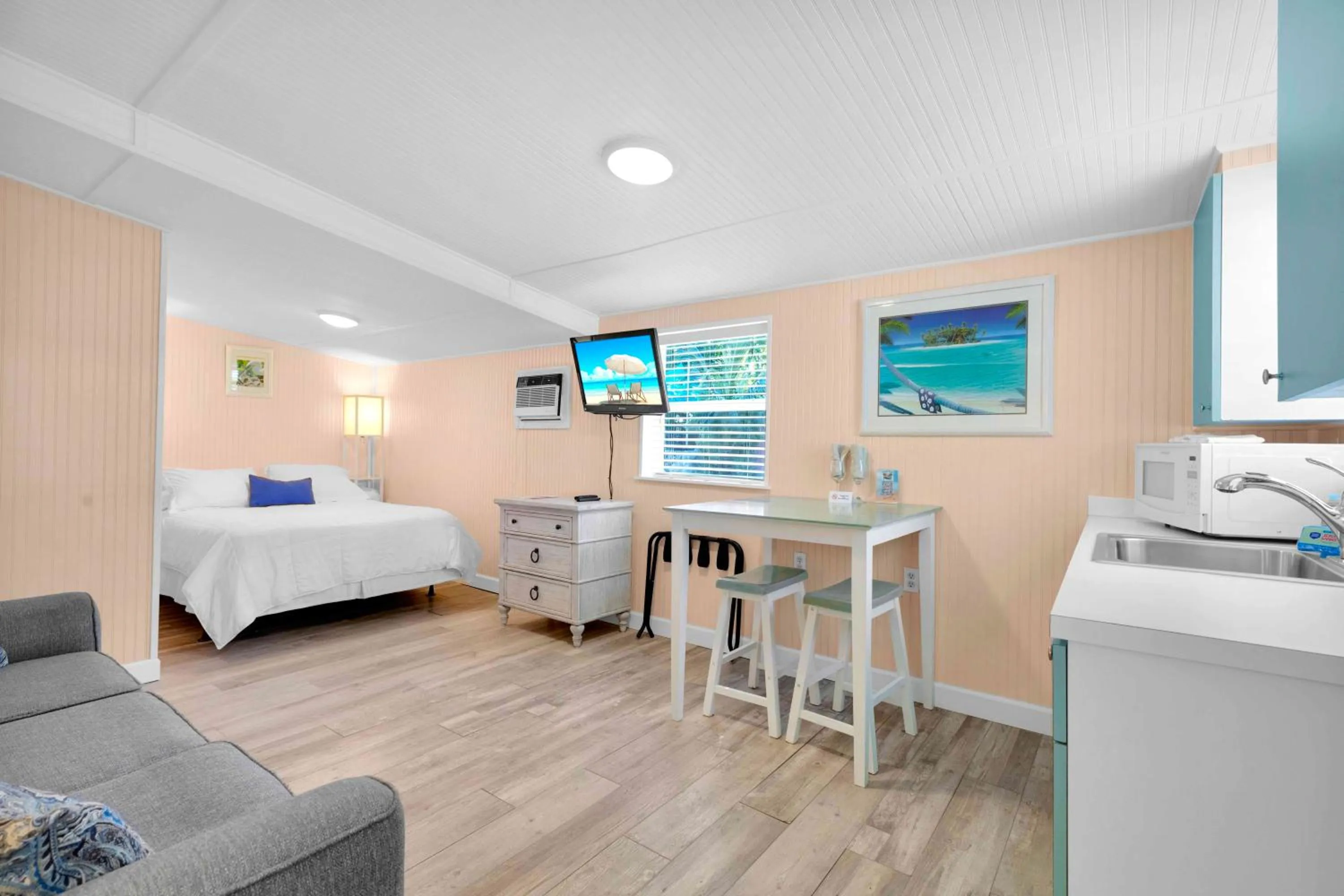 Bed in Sunset Cove Beach Resort