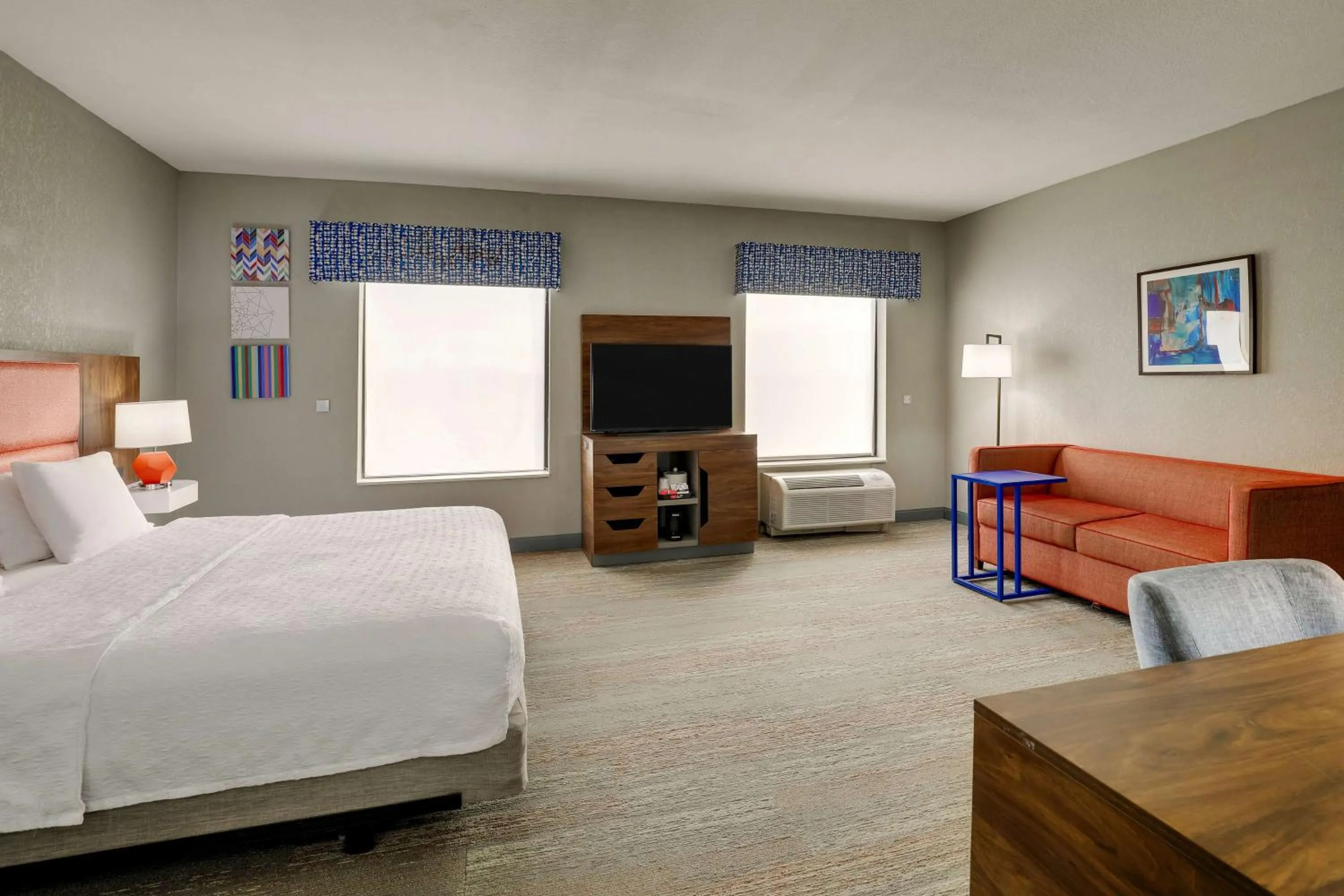 Living room, Bed in Hampton Inn & Suites St. Louis - Edwardsville