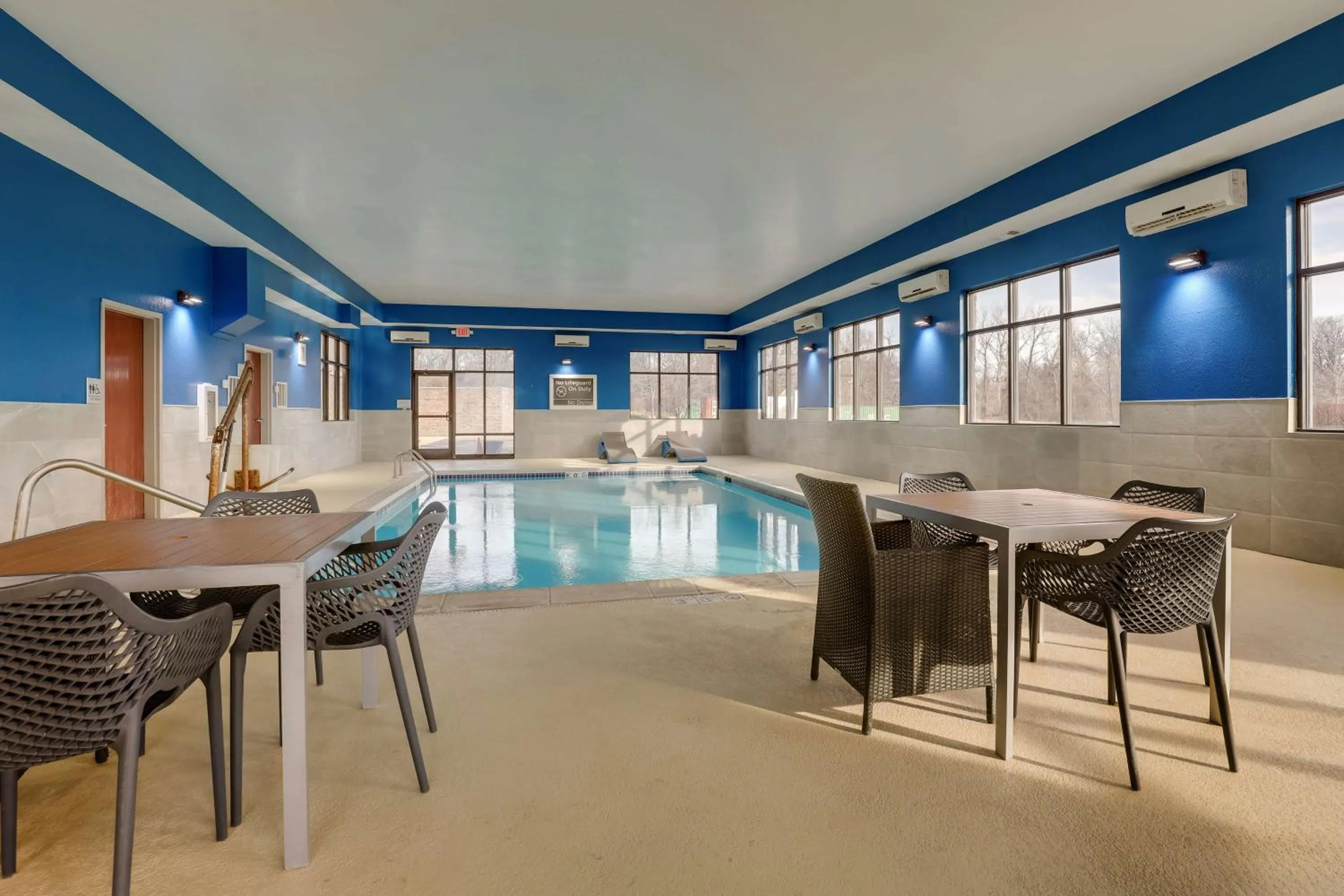 Pool view in Hampton Inn & Suites St. Louis - Edwardsville