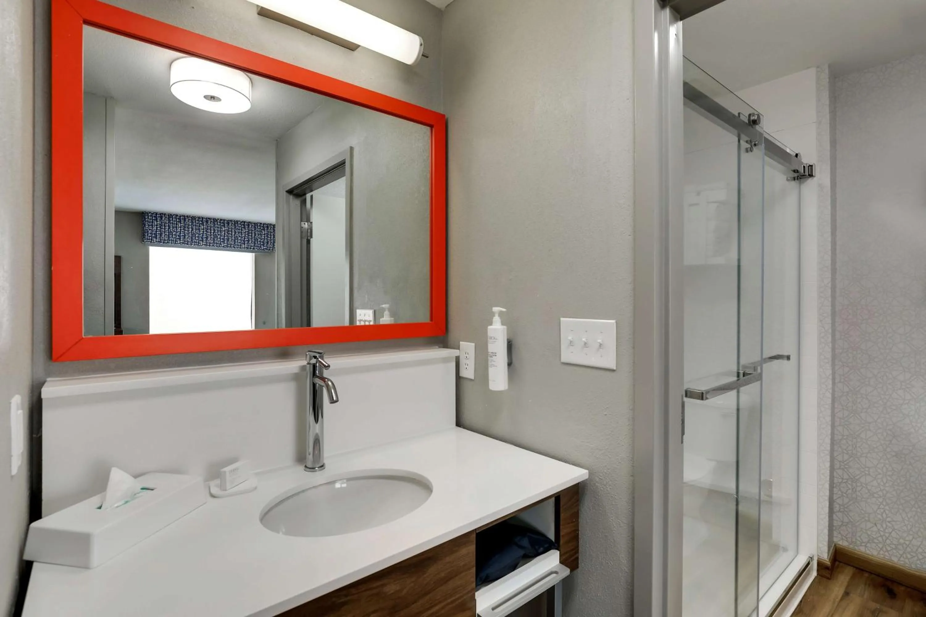 Bathroom in Hampton Inn & Suites St. Louis - Edwardsville