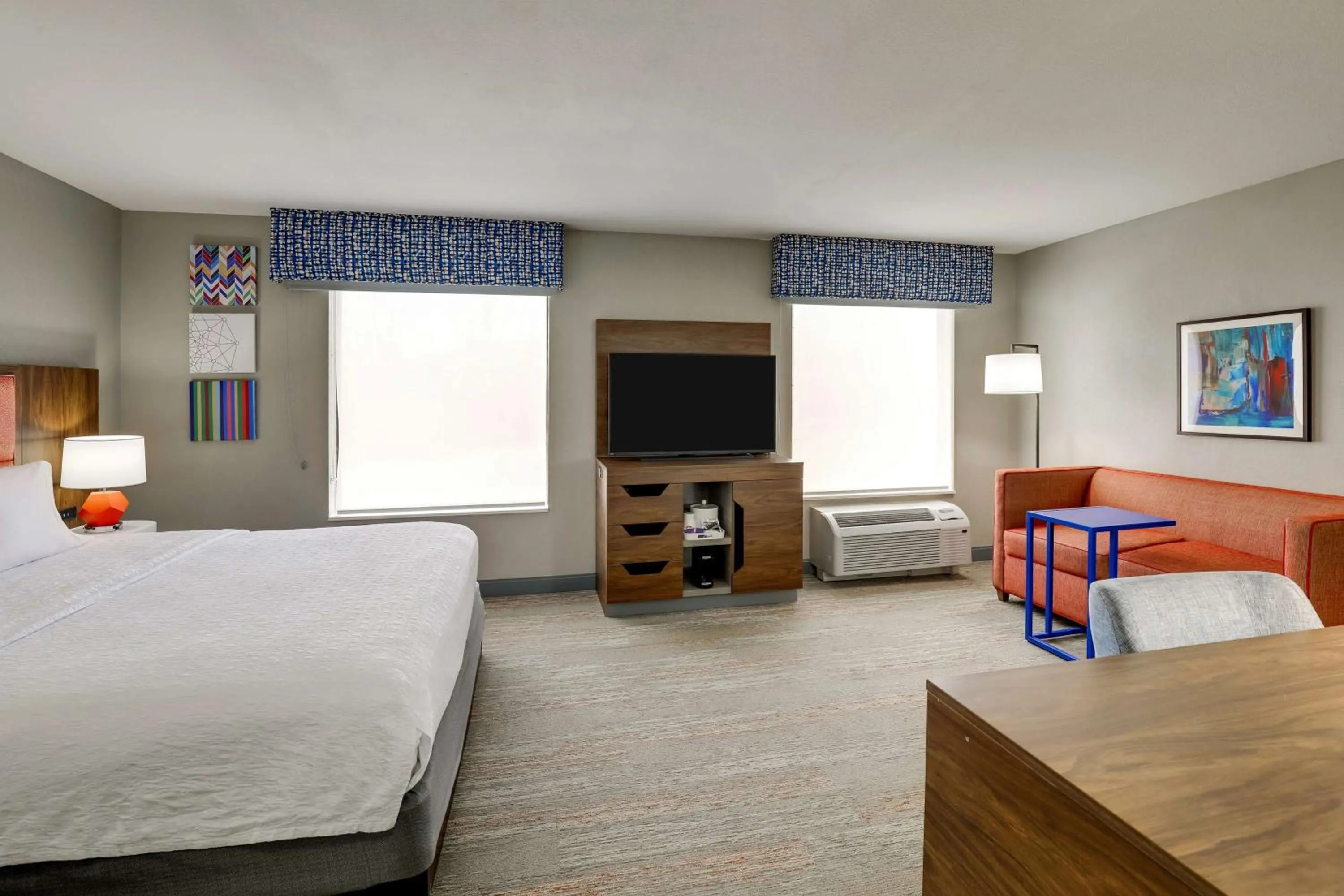 Living room, Bed in Hampton Inn & Suites St. Louis - Edwardsville