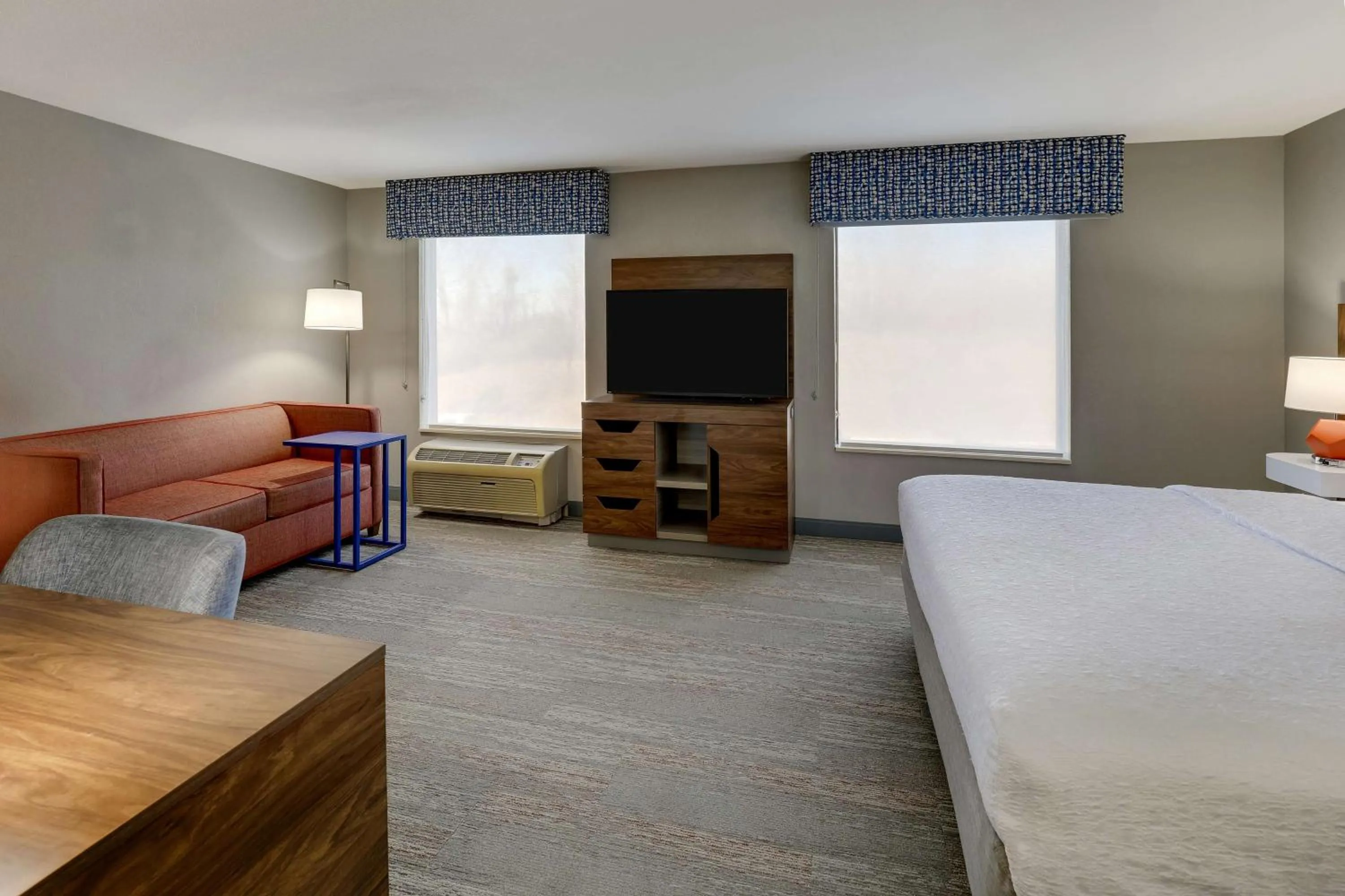 Living room, Bed in Hampton Inn & Suites St. Louis - Edwardsville