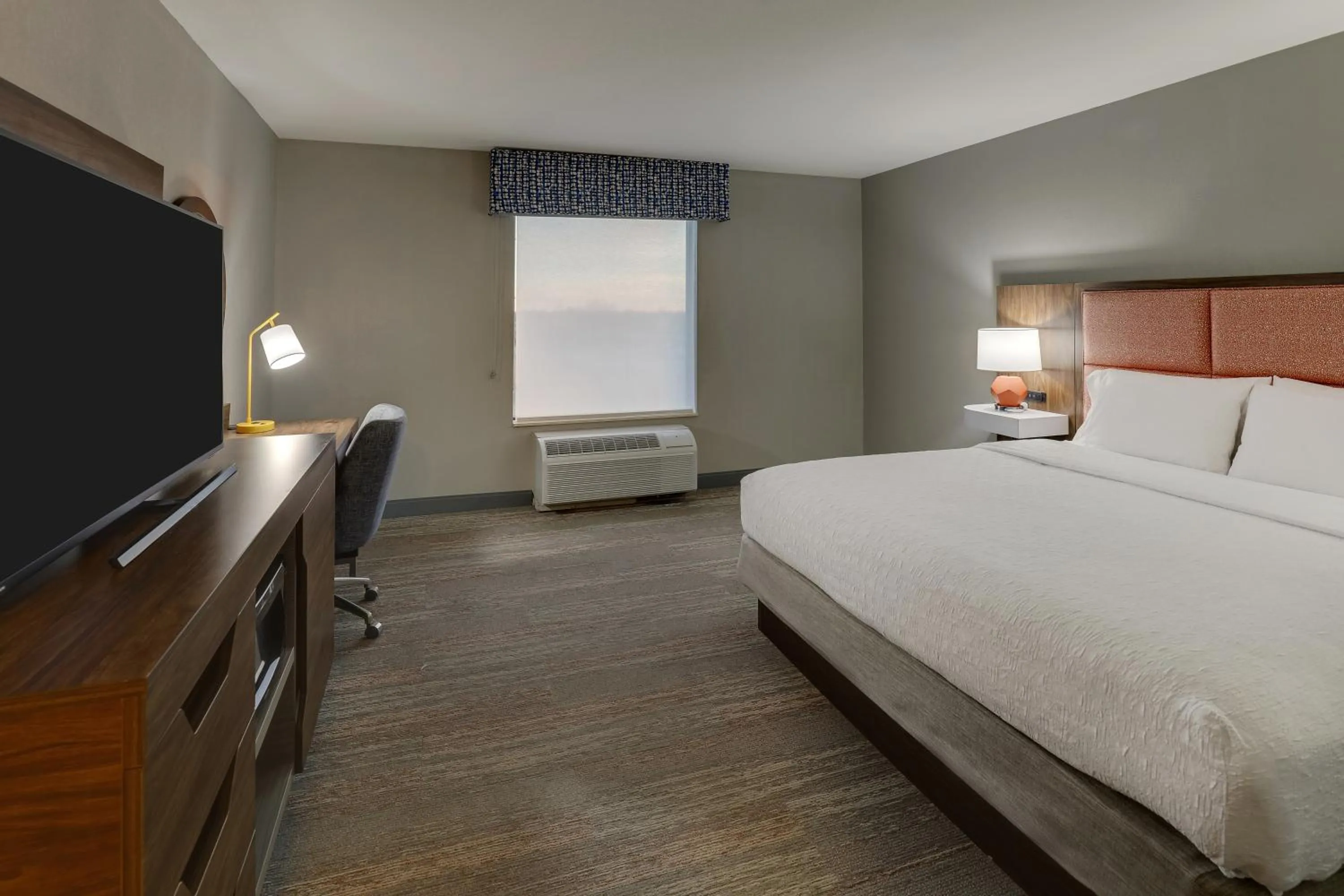 Bed in Hampton Inn & Suites St. Louis - Edwardsville