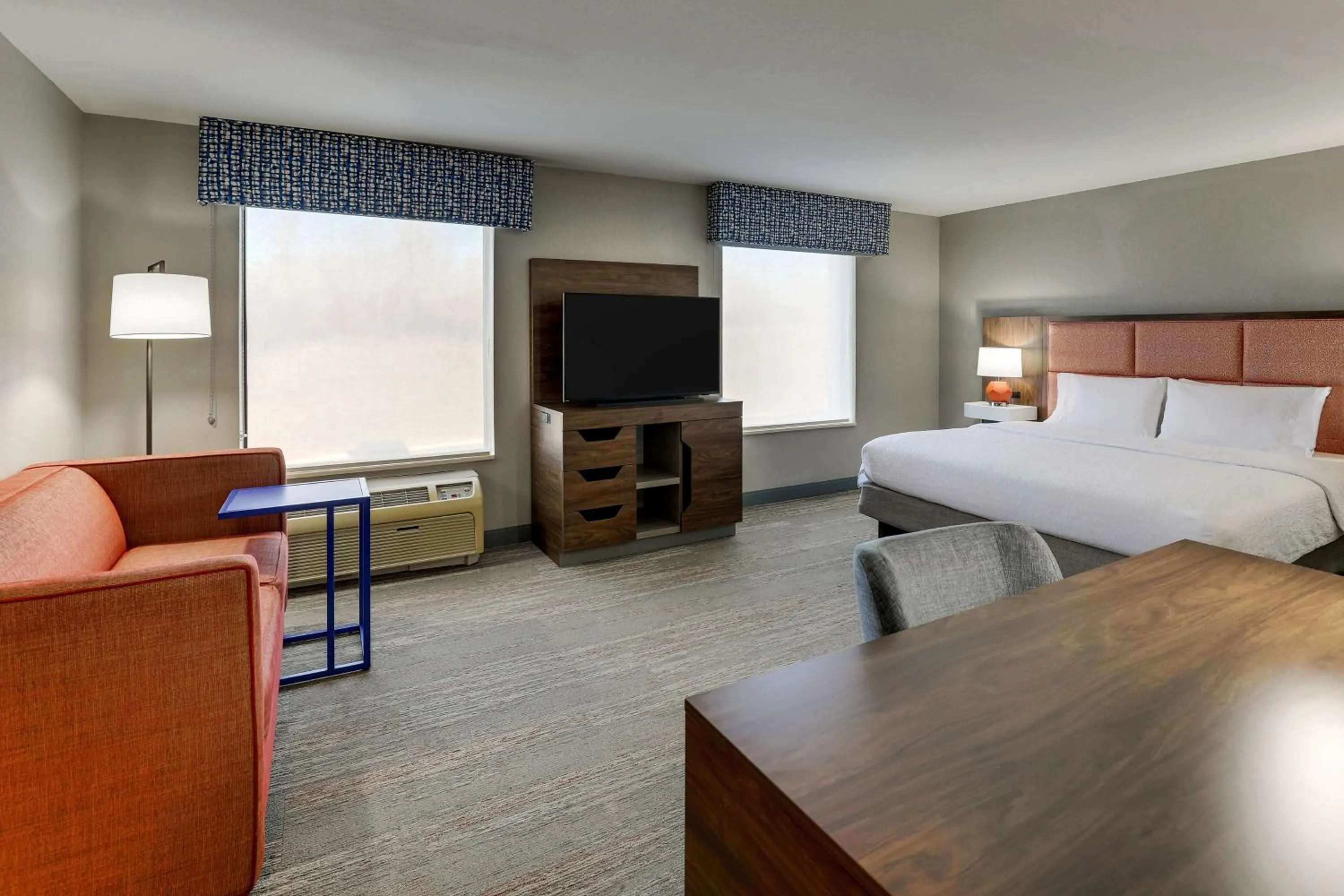 Living room, Bed in Hampton Inn & Suites St. Louis - Edwardsville