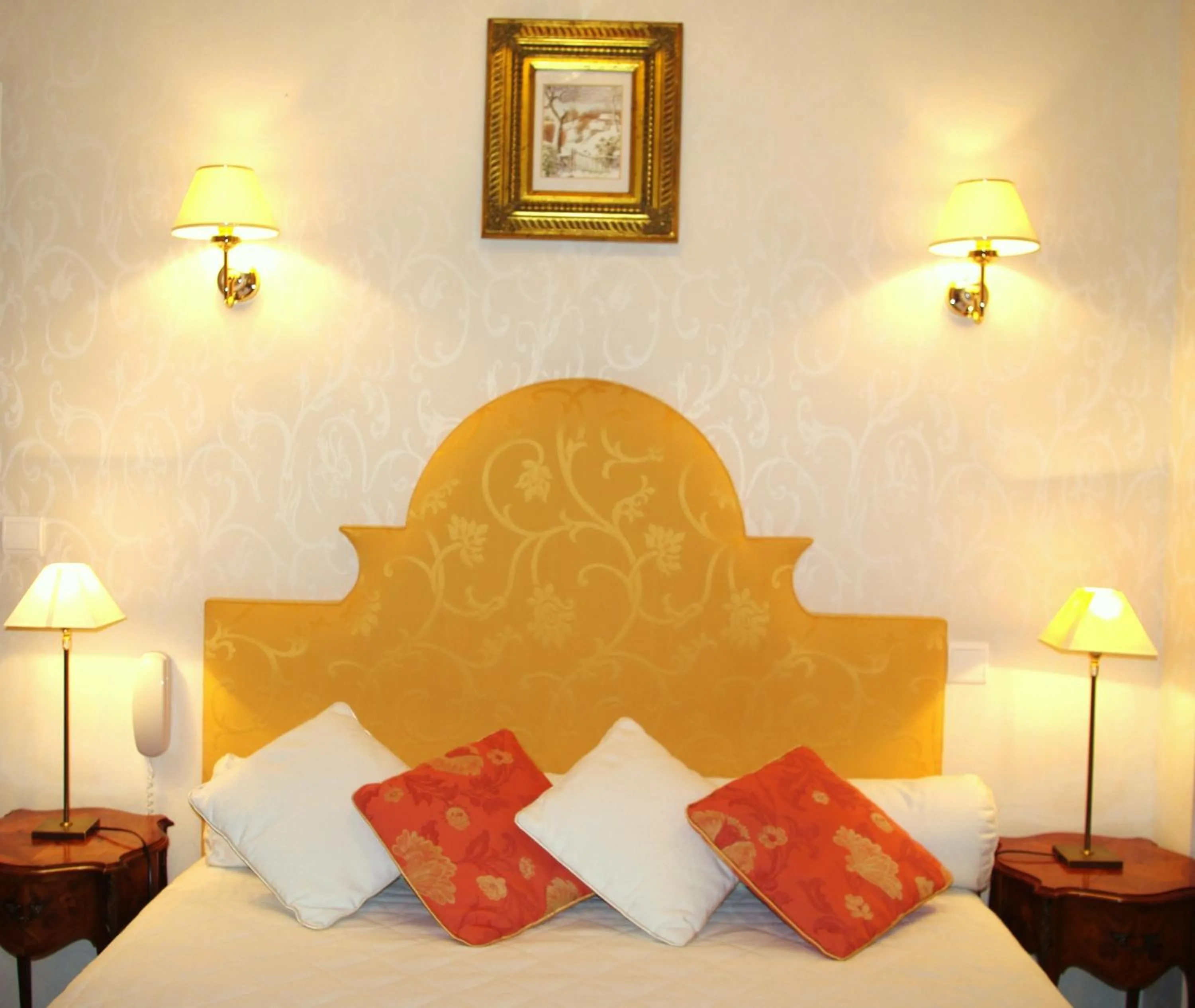 Photo of the whole room, Bed in Manoir De Kertalg