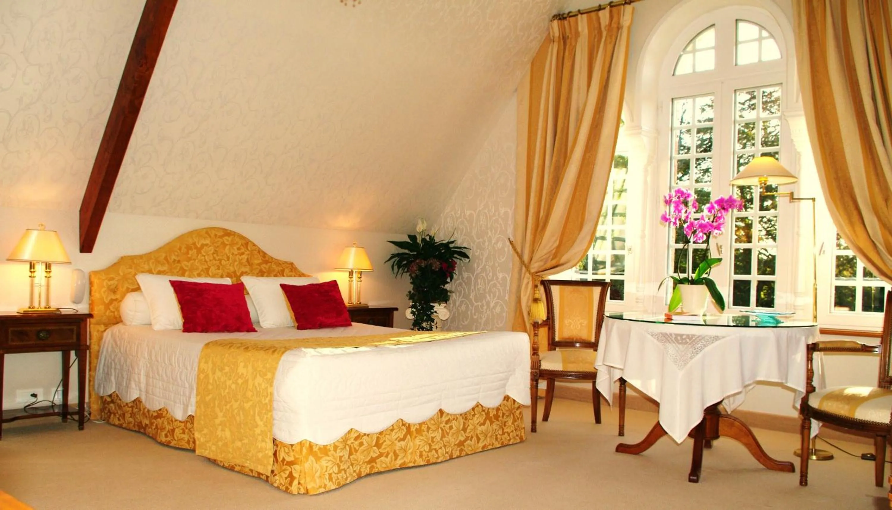 Photo of the whole room, Bed in Manoir De Kertalg