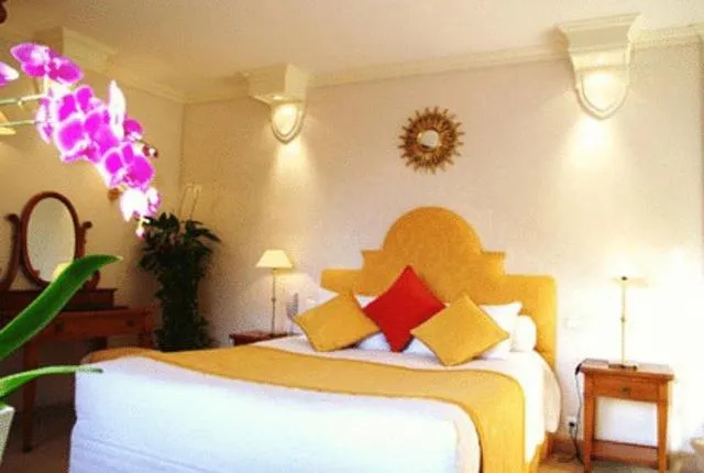 Photo of the whole room, Bed in Manoir De Kertalg