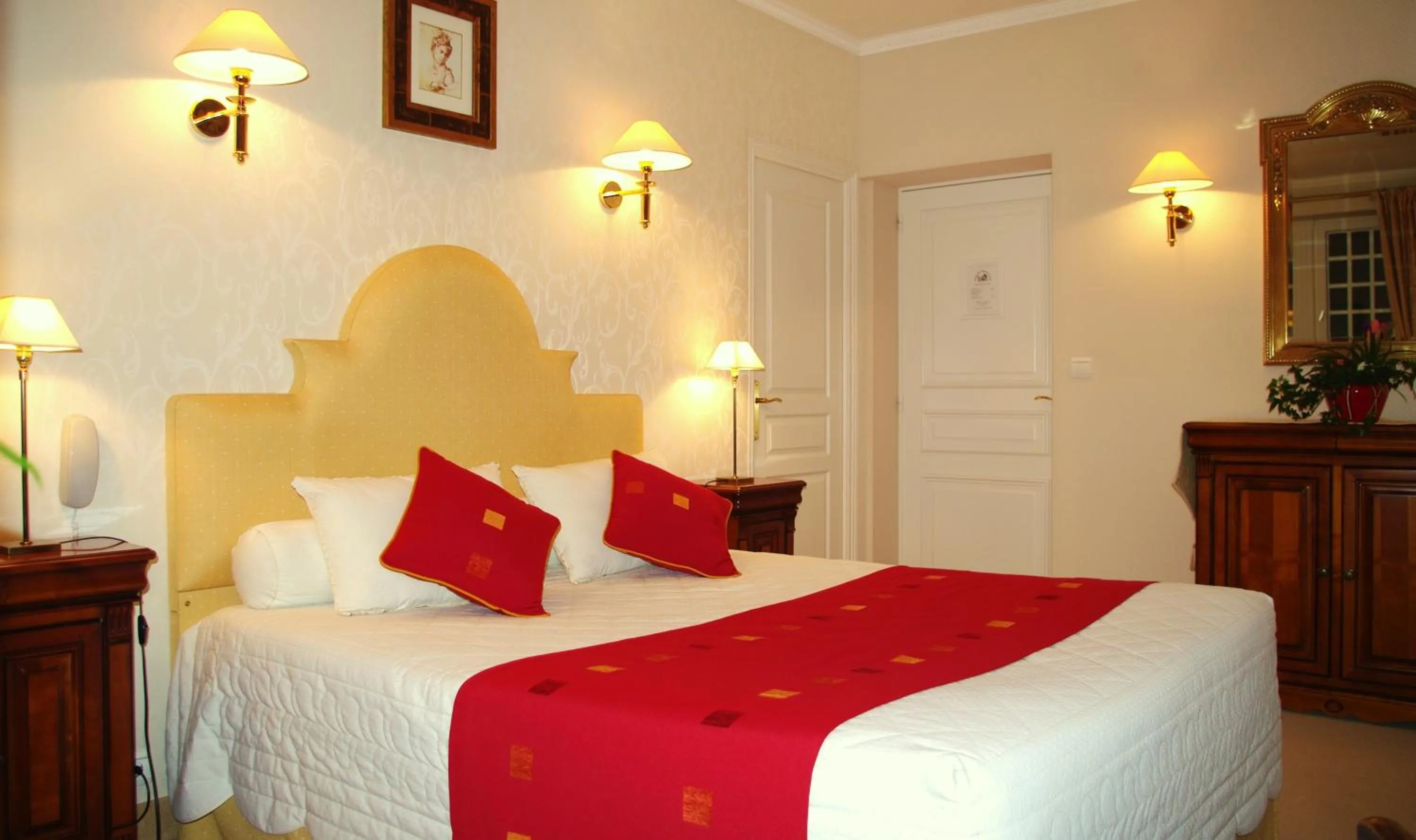 Photo of the whole room, Bed in Manoir De Kertalg