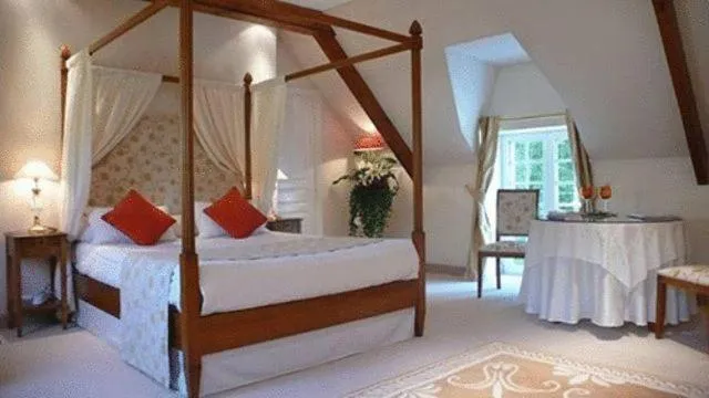 Photo of the whole room, Bed in Manoir De Kertalg