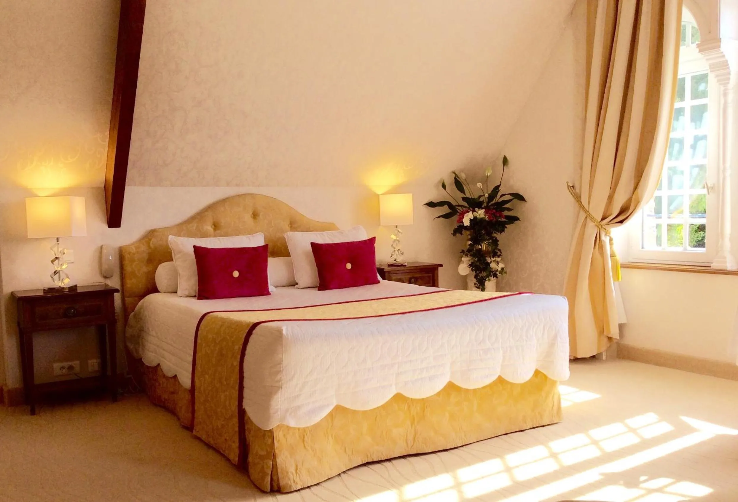 Photo of the whole room, Bed in Manoir De Kertalg