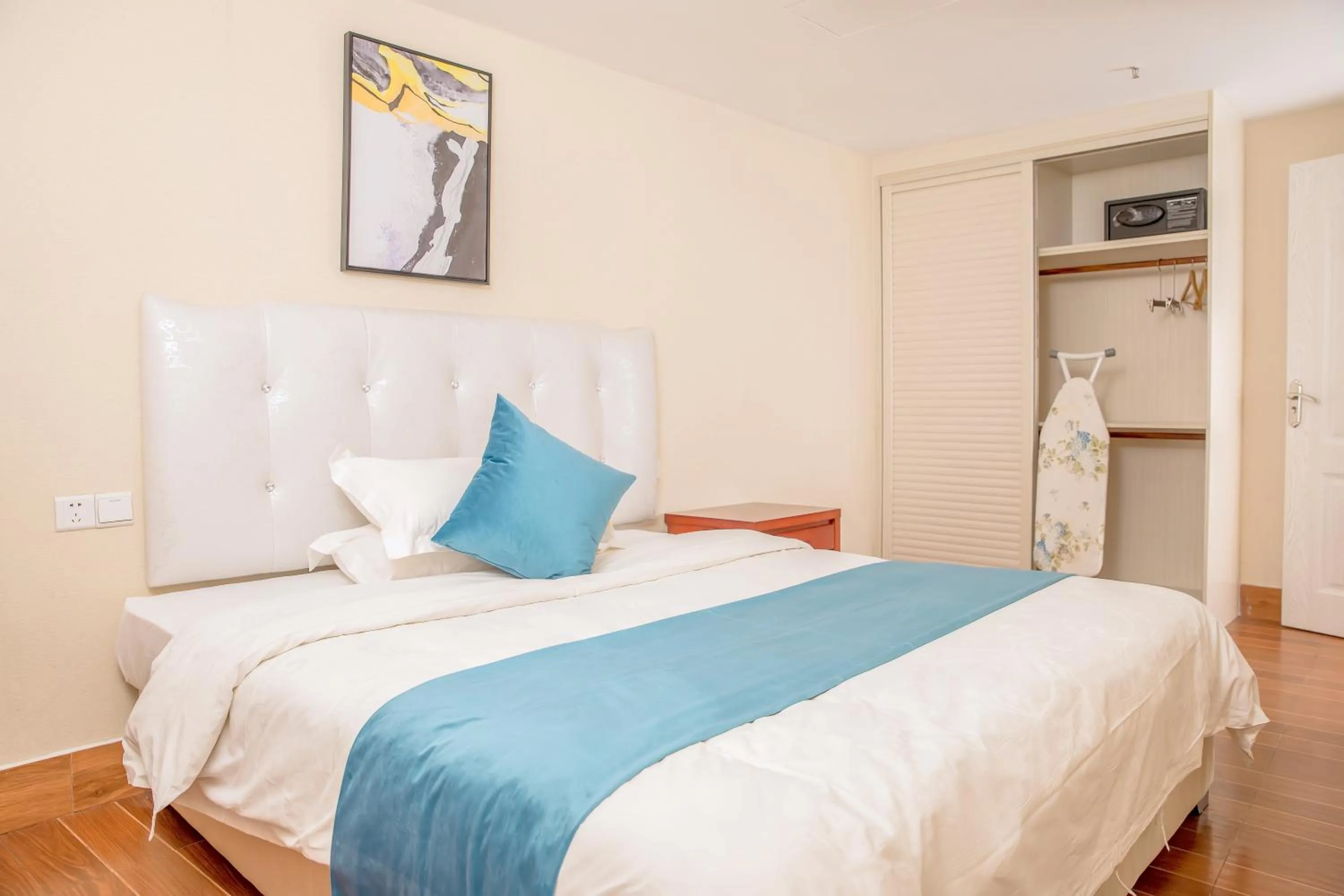 Photo of the whole room, Bed in Guangzhou Boman Apartment Zhengjia Huanshi Branch