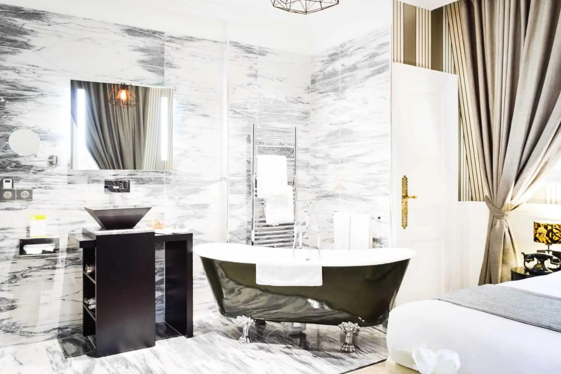 Bathroom, Bed in Les Jardins d'Epicure