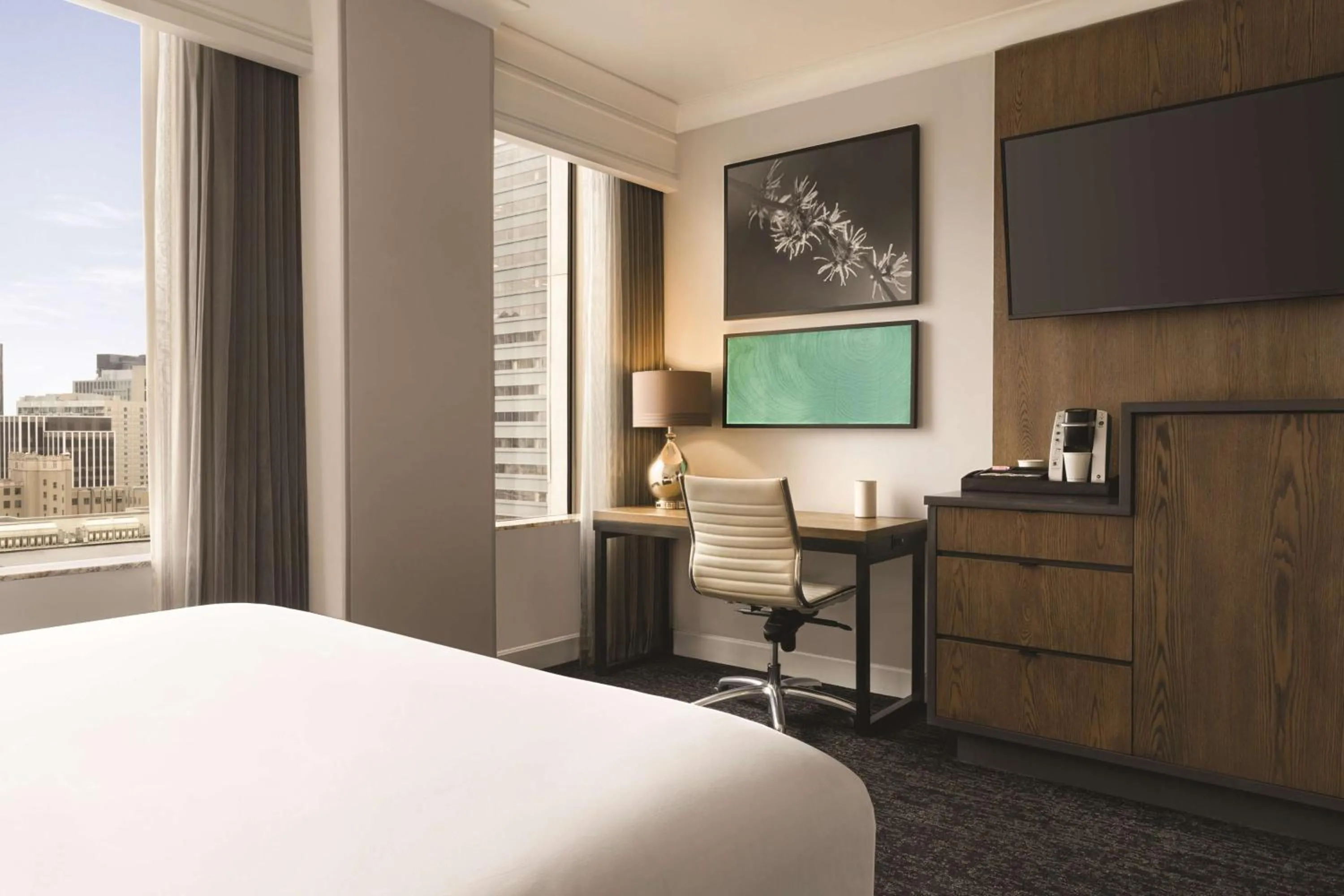 Photo of the whole room, Bed in Hilton Motif Seattle