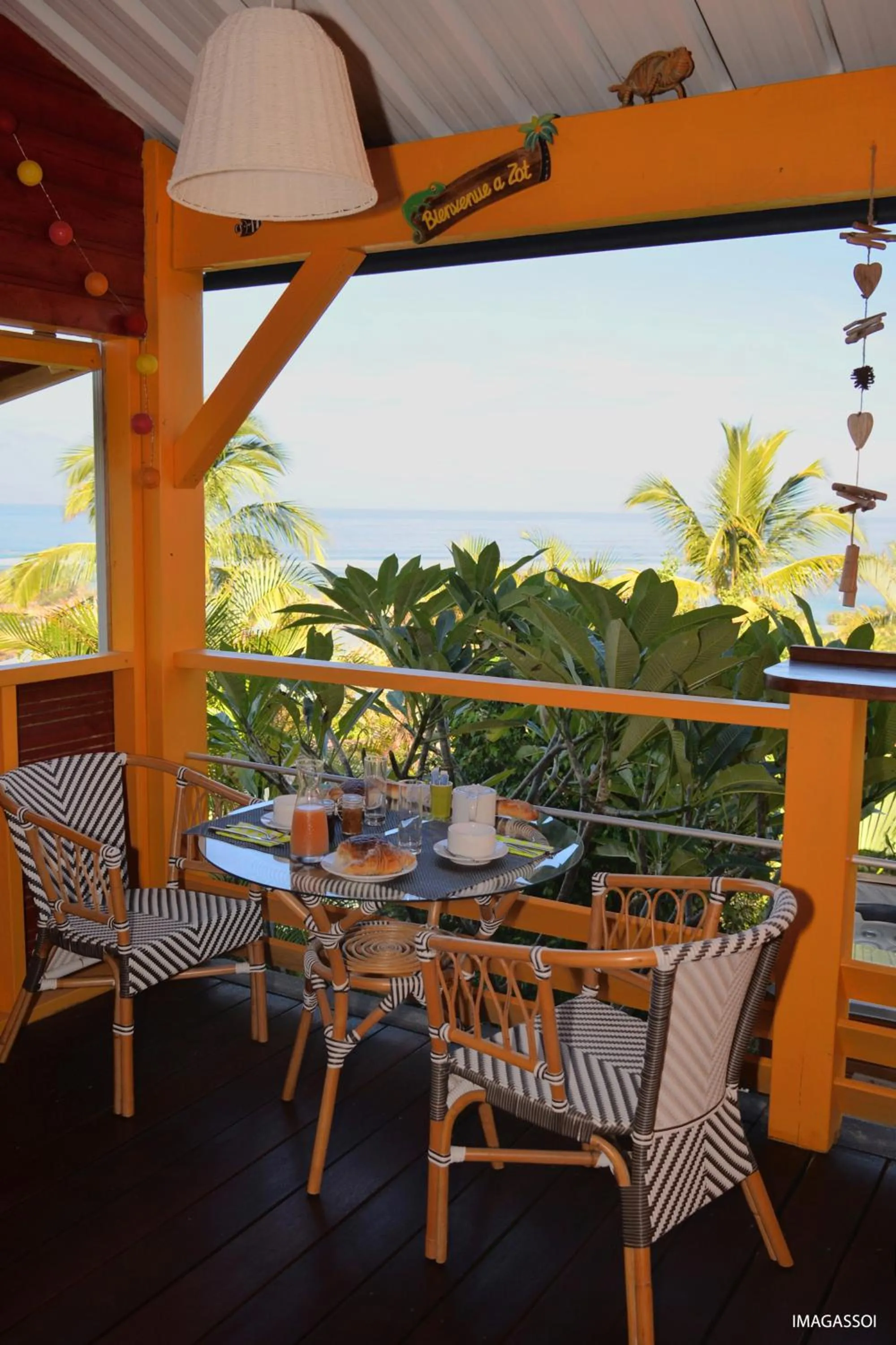 Patio in Poz Lagon - chambre d'hôtes - Bungalow pour 2 personnes - Jacuzzi privatif - petit déjeuner - Vue sur le lagon