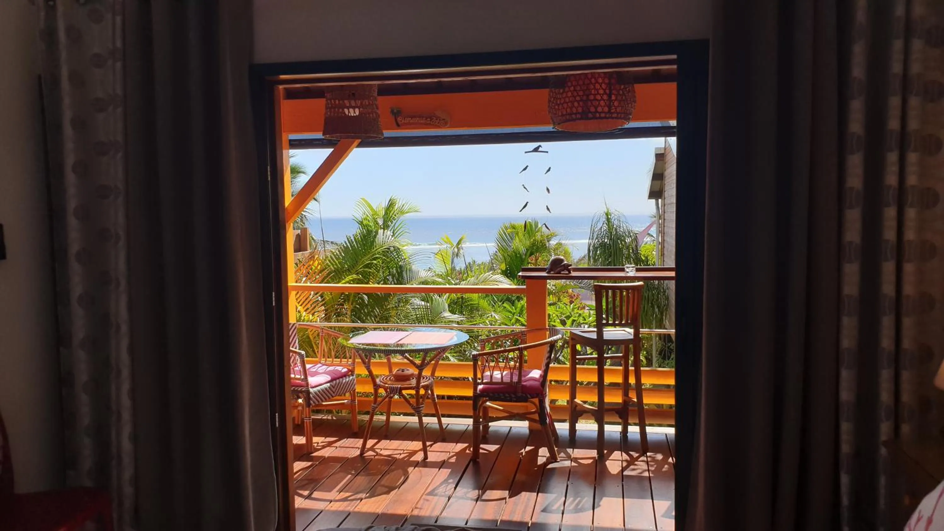 Patio in Poz Lagon - chambre d'hôtes - Bungalow pour 2 personnes - Jacuzzi privatif - petit déjeuner - Vue sur le lagon