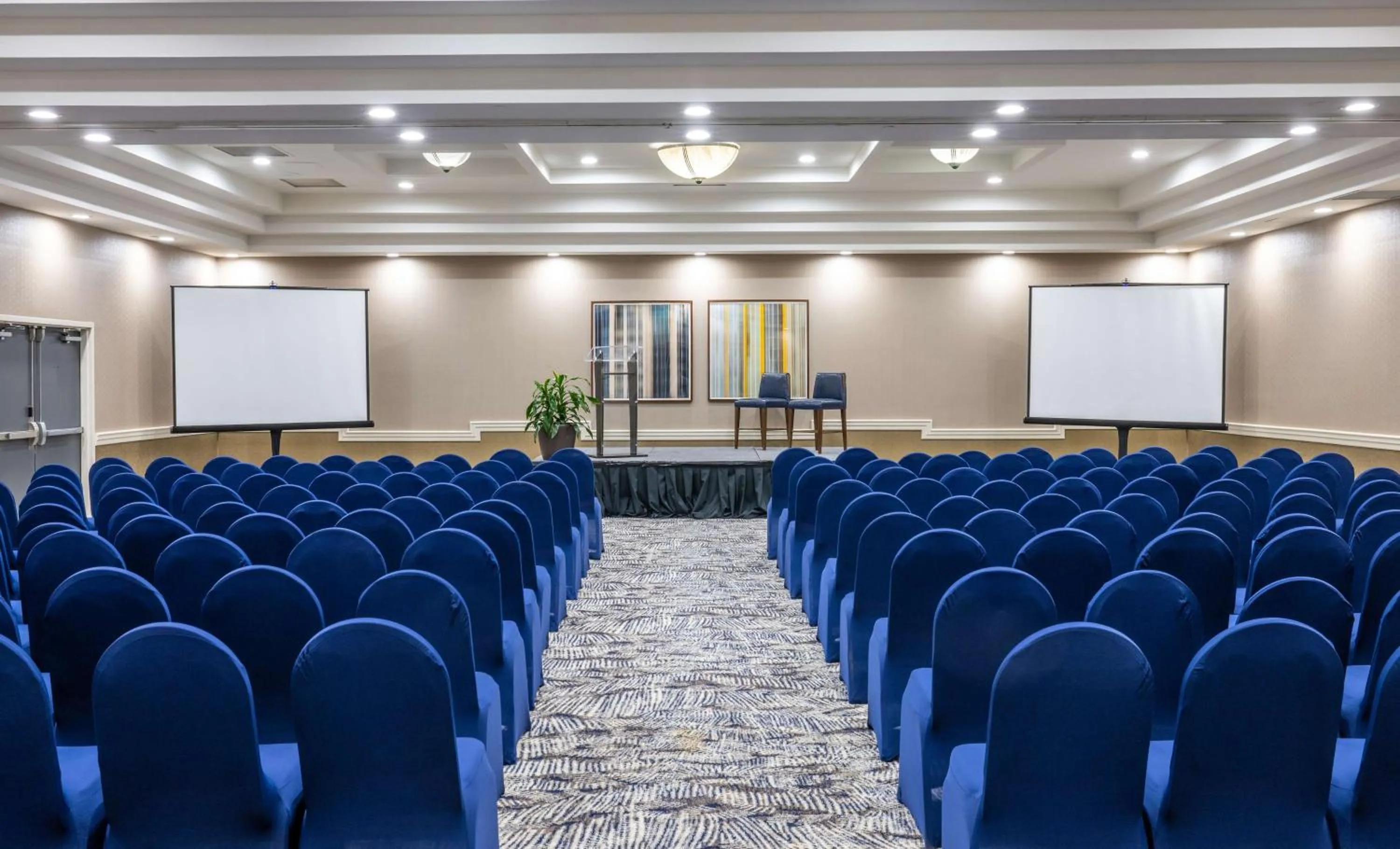 Meeting/conference room in DoubleTree by Hilton Hotel Newark Airport