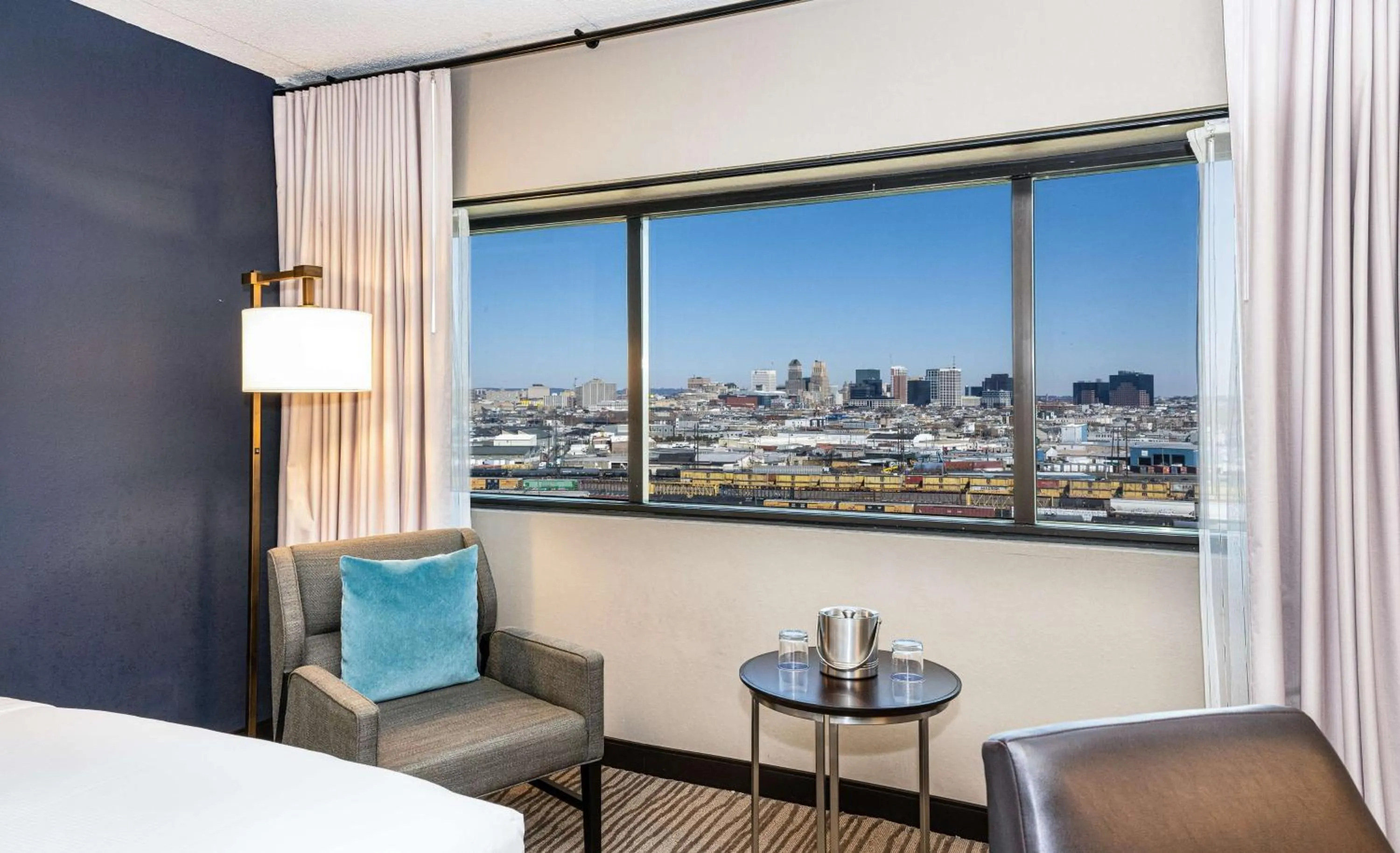 View (from property/room), Bed in DoubleTree by Hilton Hotel Newark Airport