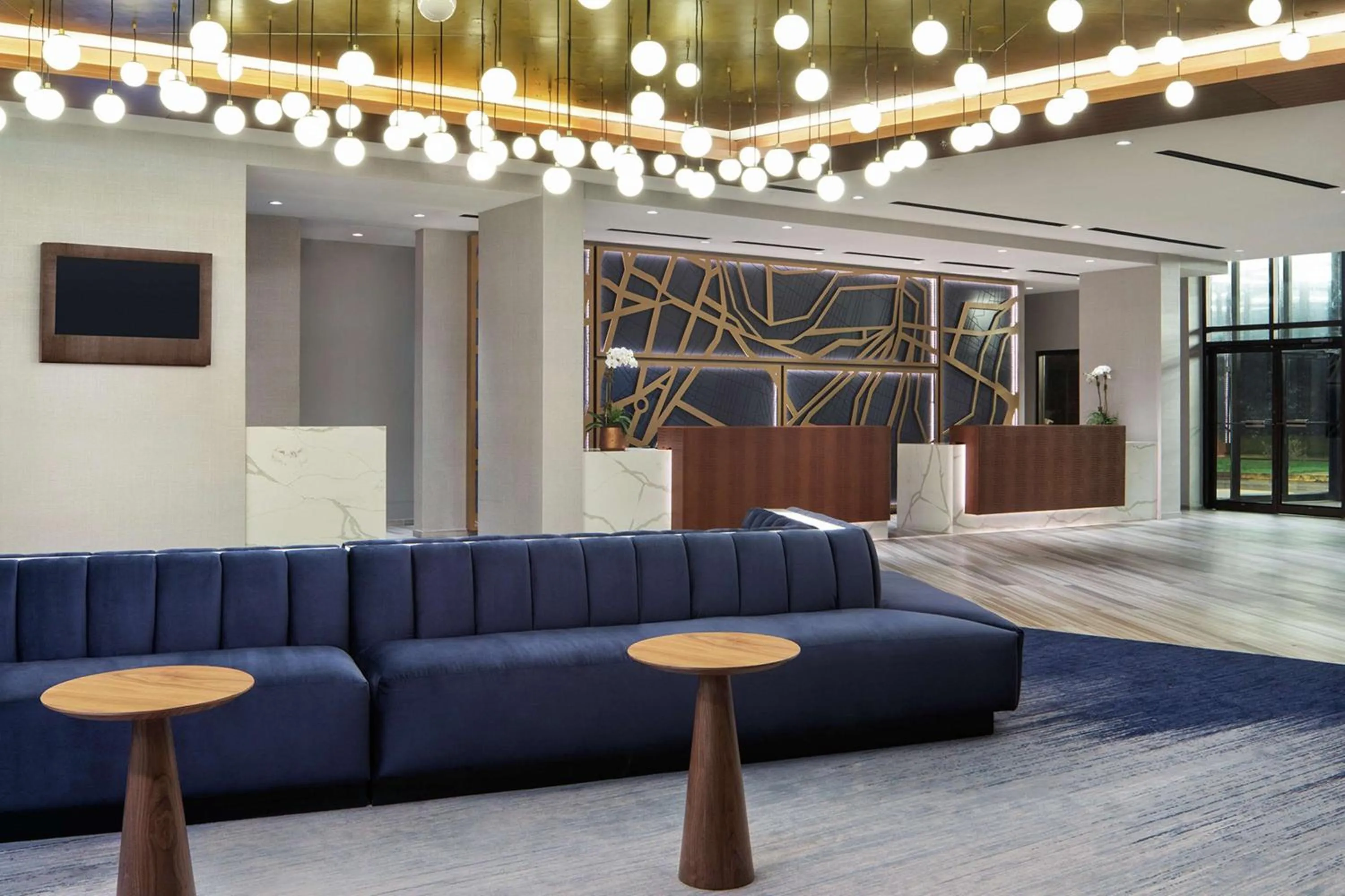 Lobby or reception in DoubleTree by Hilton Hotel Newark Airport