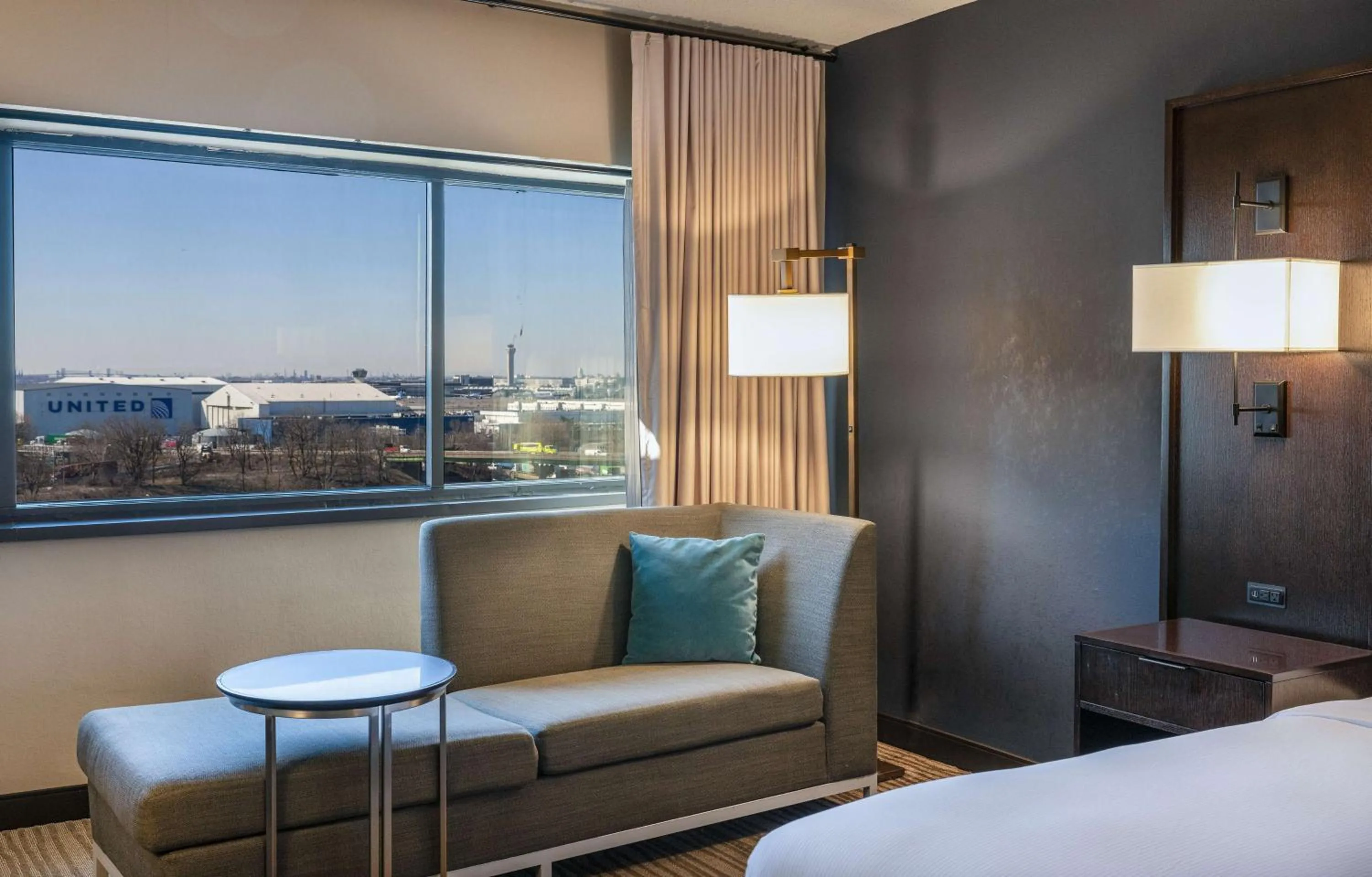 View (from property/room), Bed in DoubleTree by Hilton Hotel Newark Airport