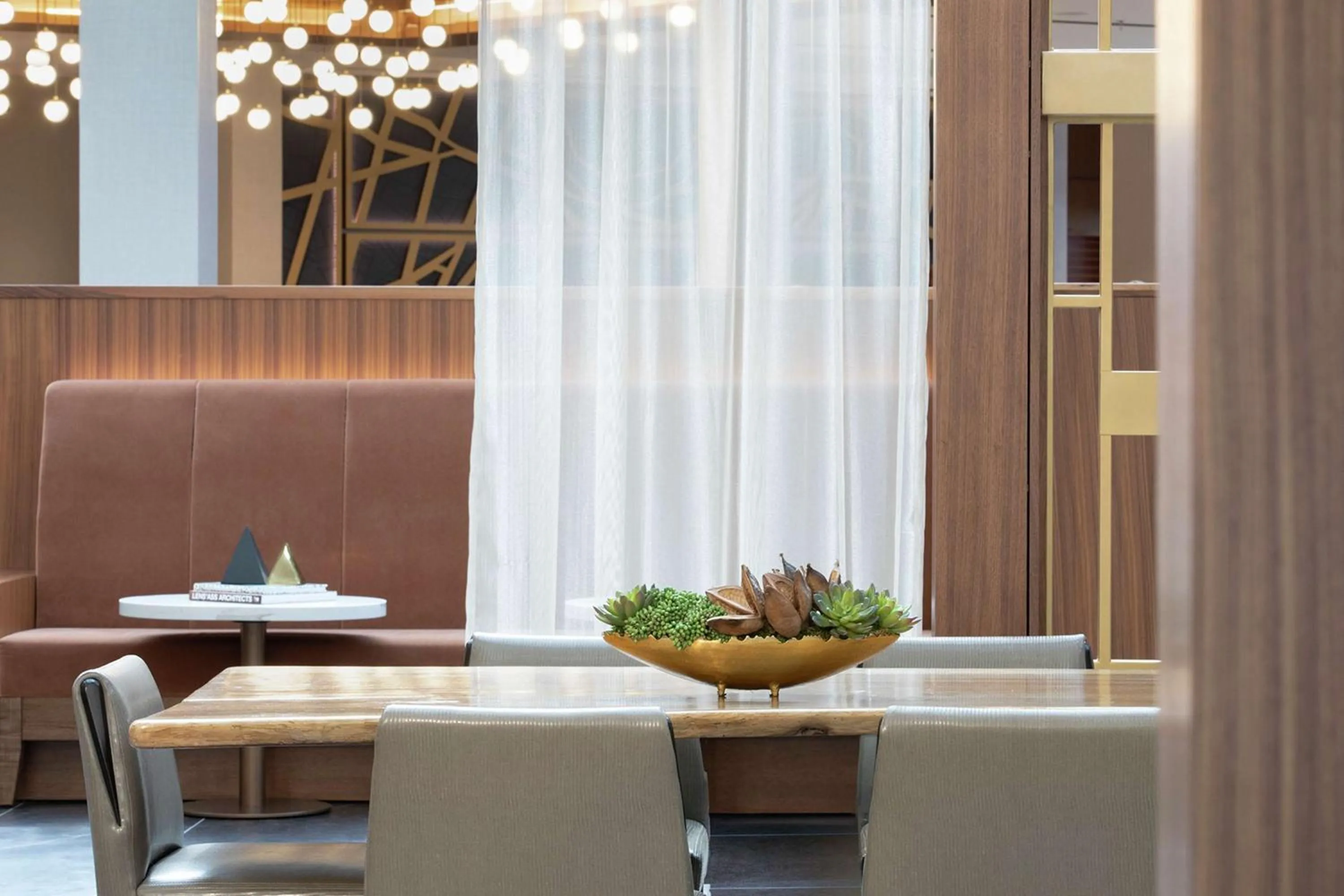 Lobby or reception in DoubleTree by Hilton Hotel Newark Airport