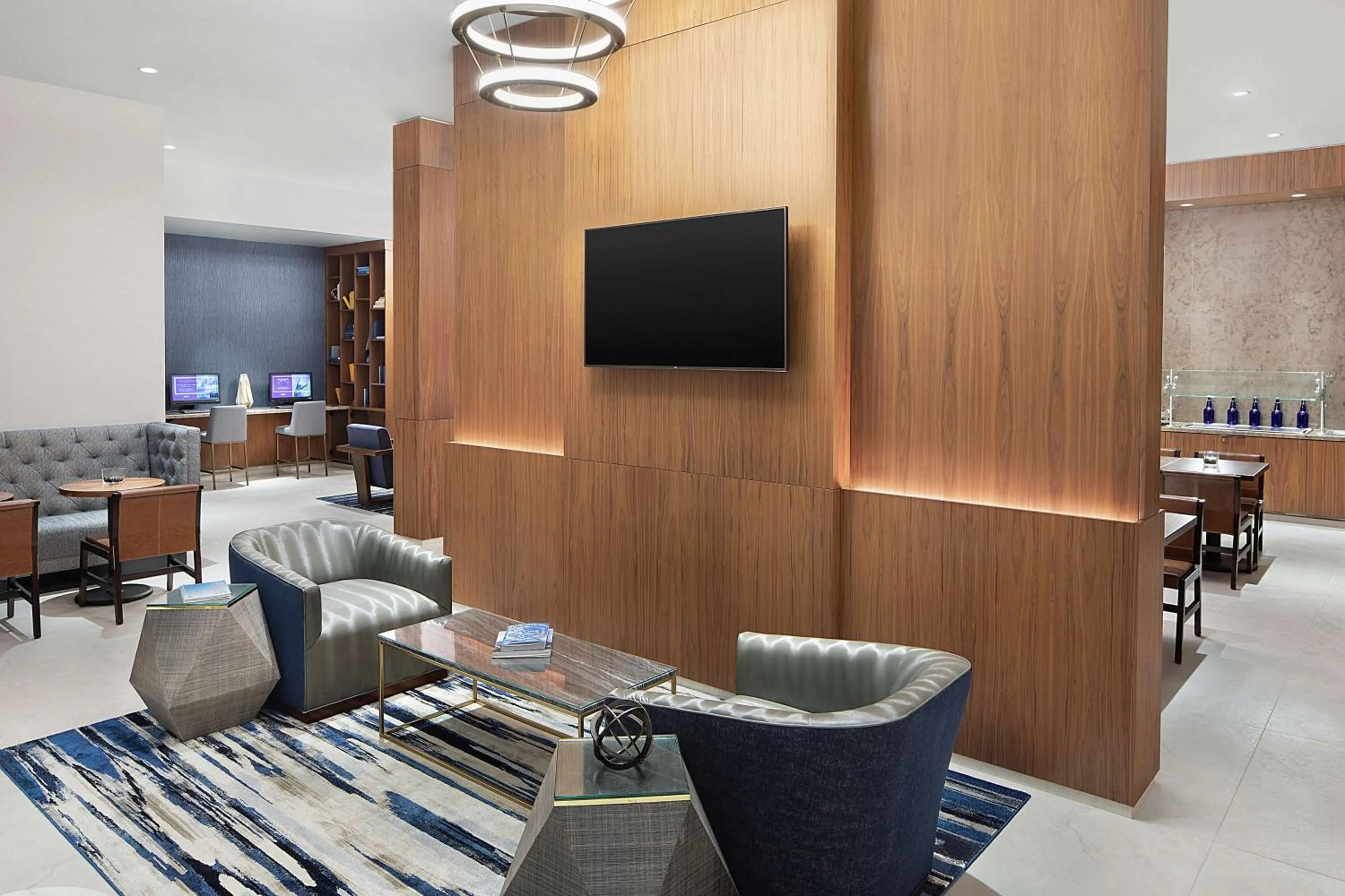 Property building in DoubleTree by Hilton Hotel Newark Airport