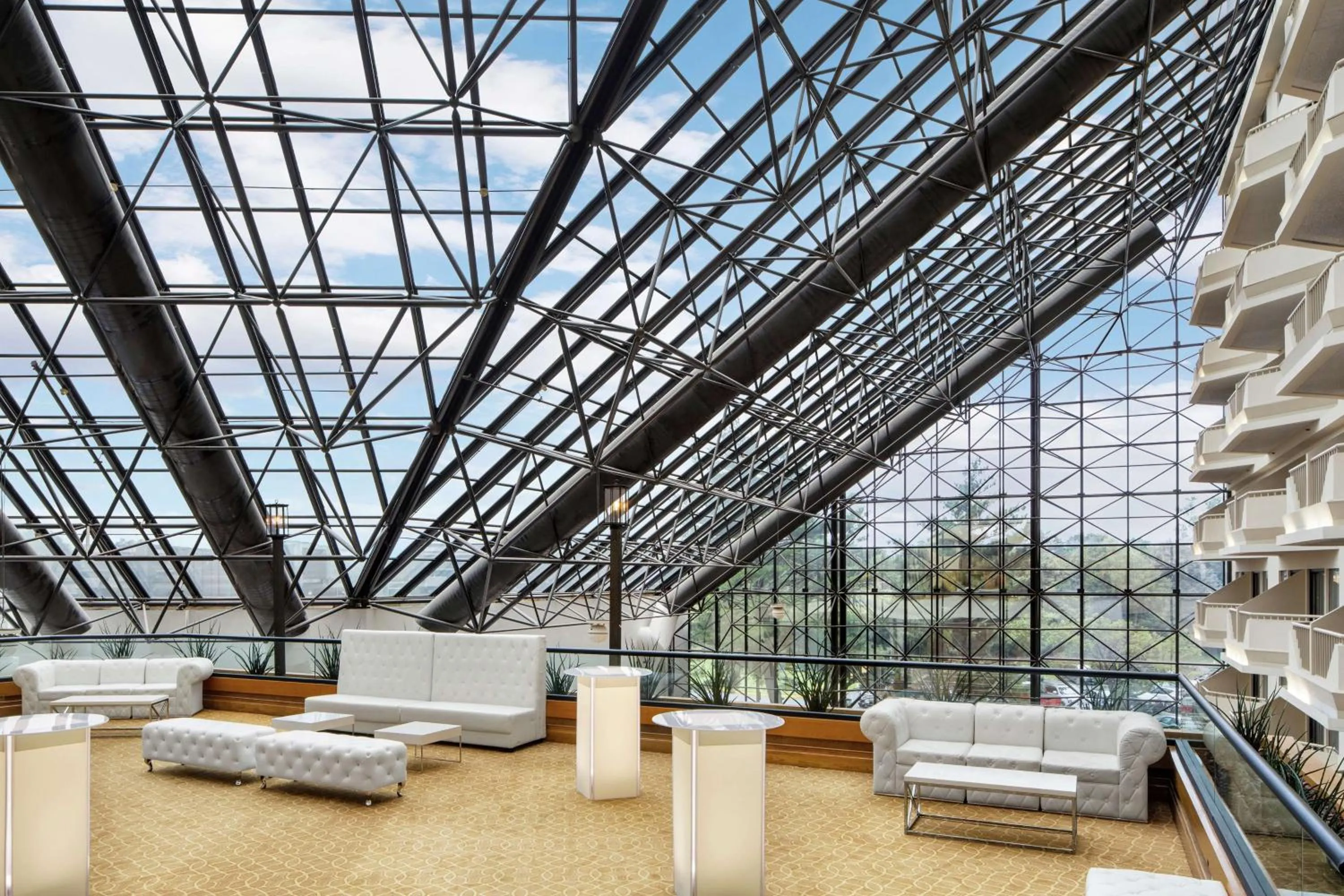 Lobby or reception in DoubleTree by Hilton Hotel Newark Airport