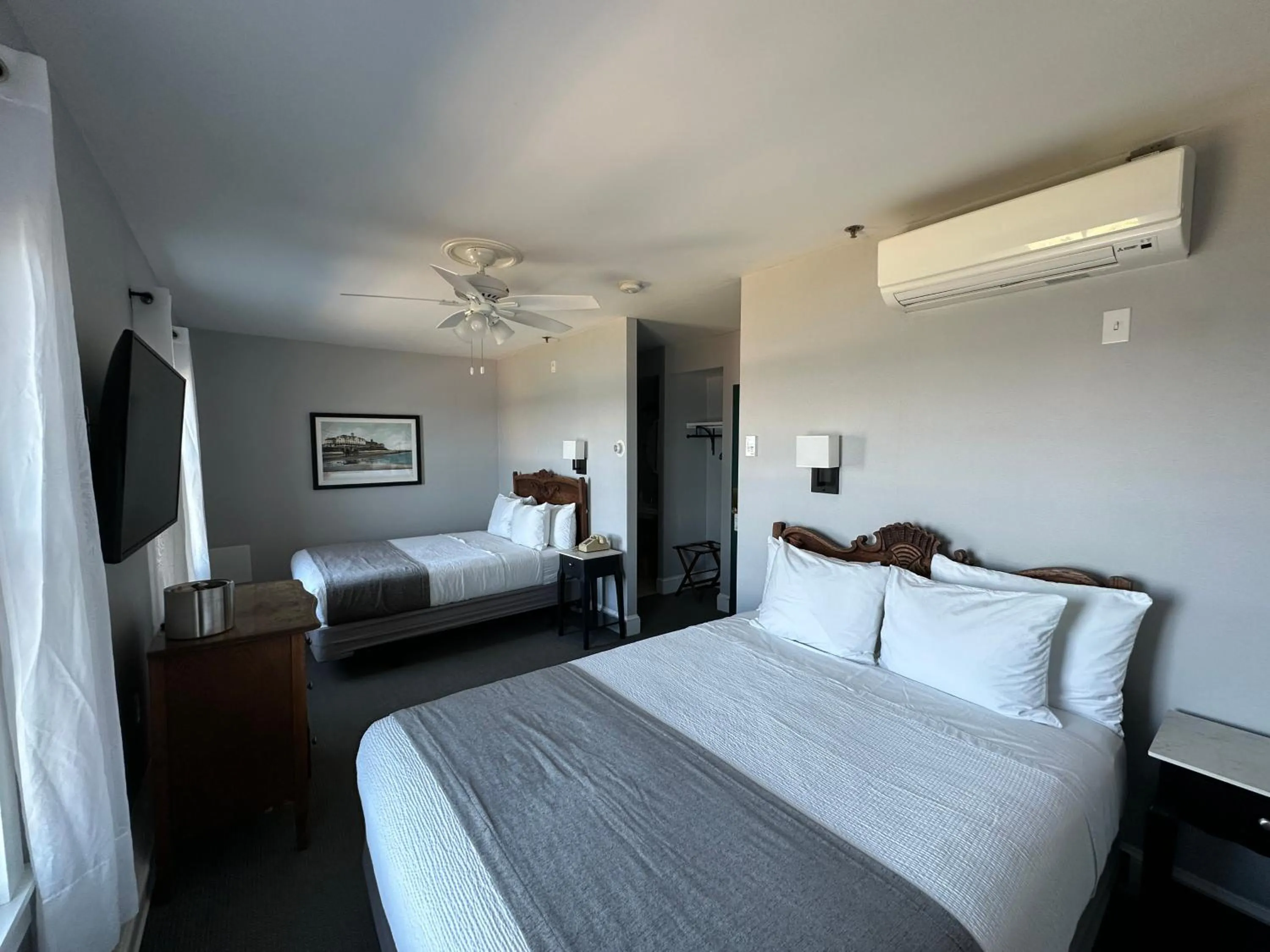 Bedroom, Bed in National Hotel