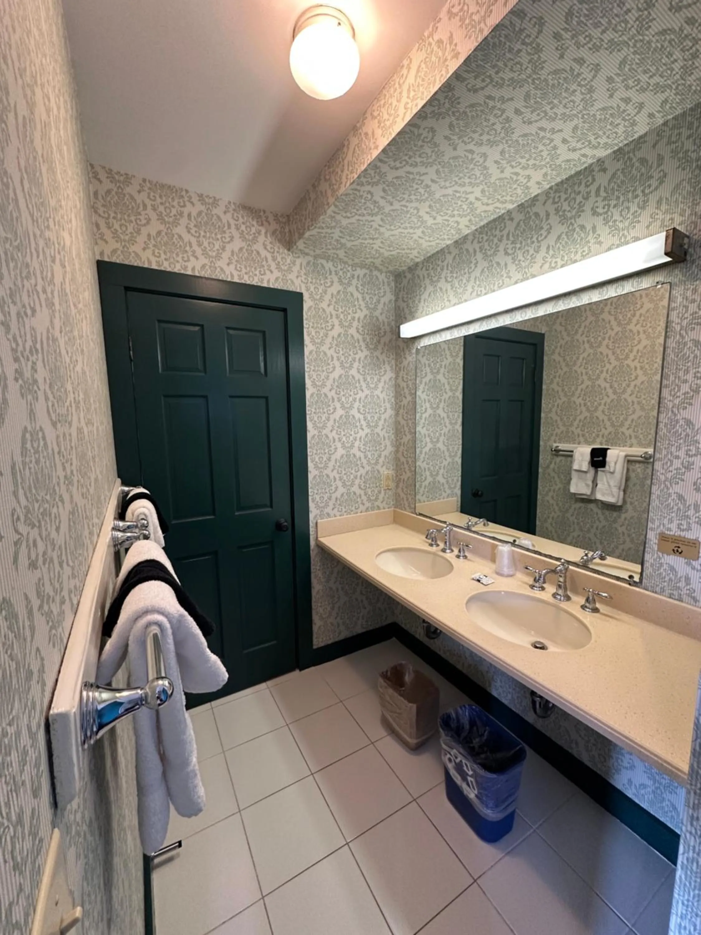 Bathroom in National Hotel