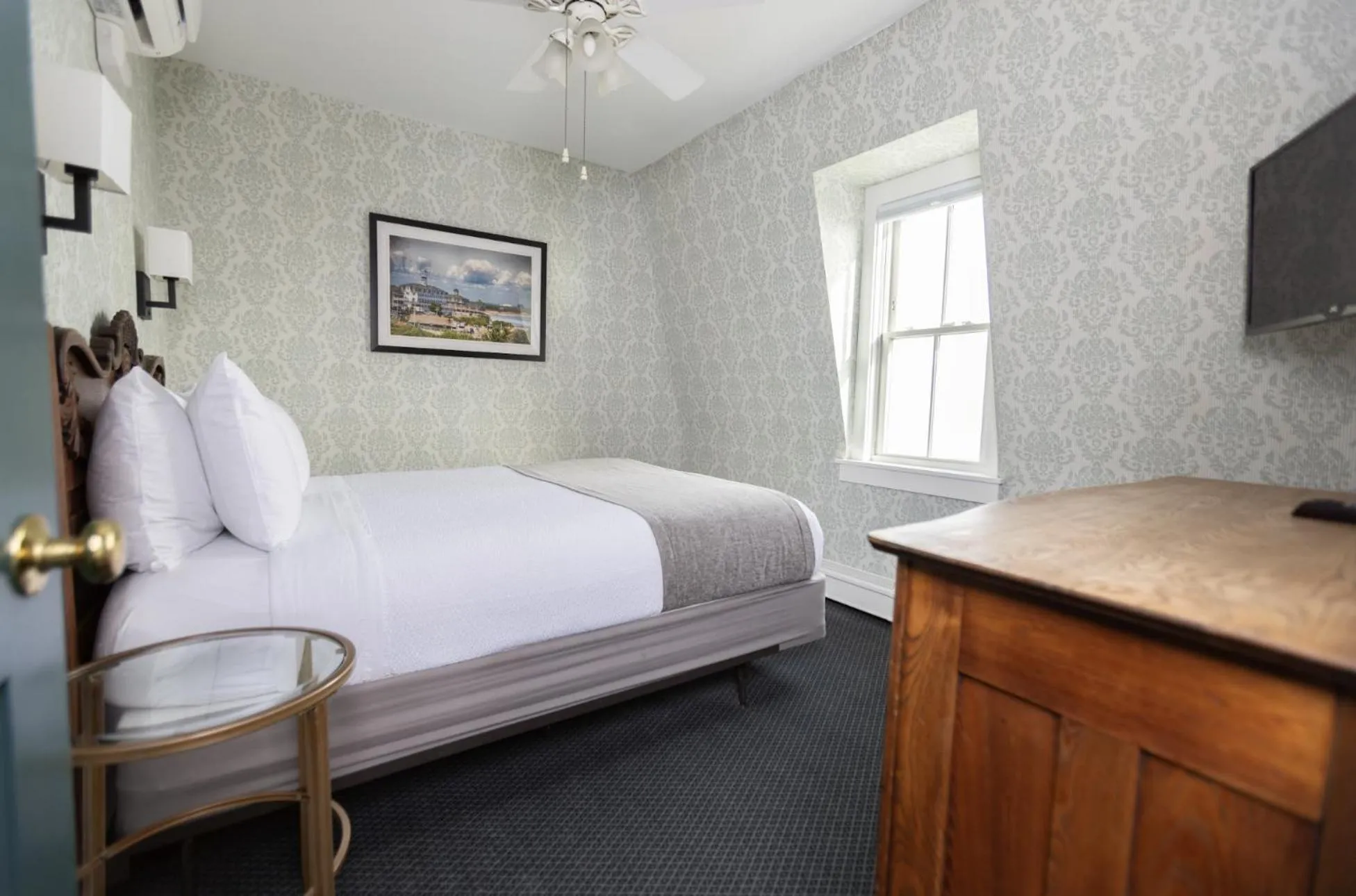 Bedroom, Bed in National Hotel