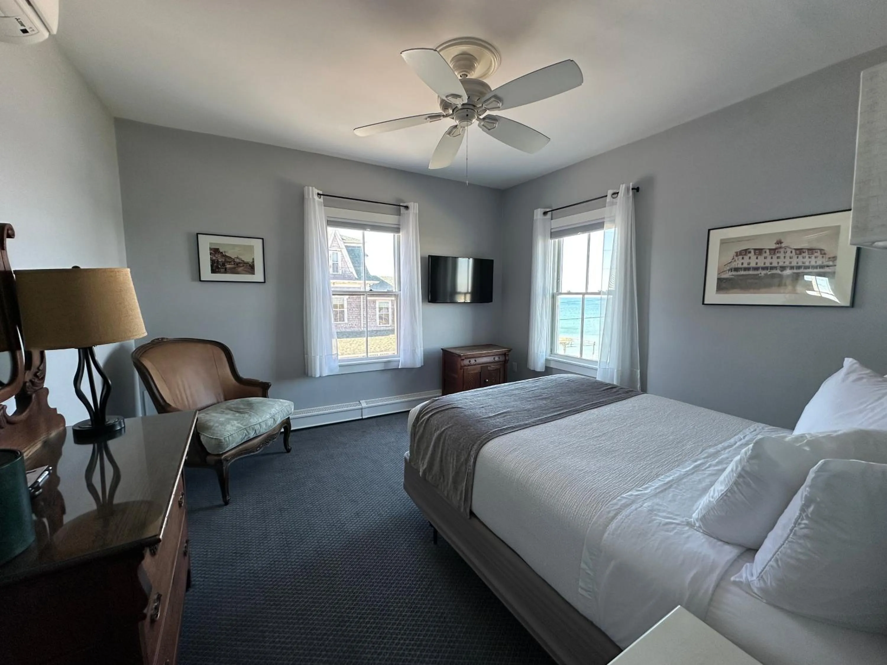 Bedroom, Bed in National Hotel