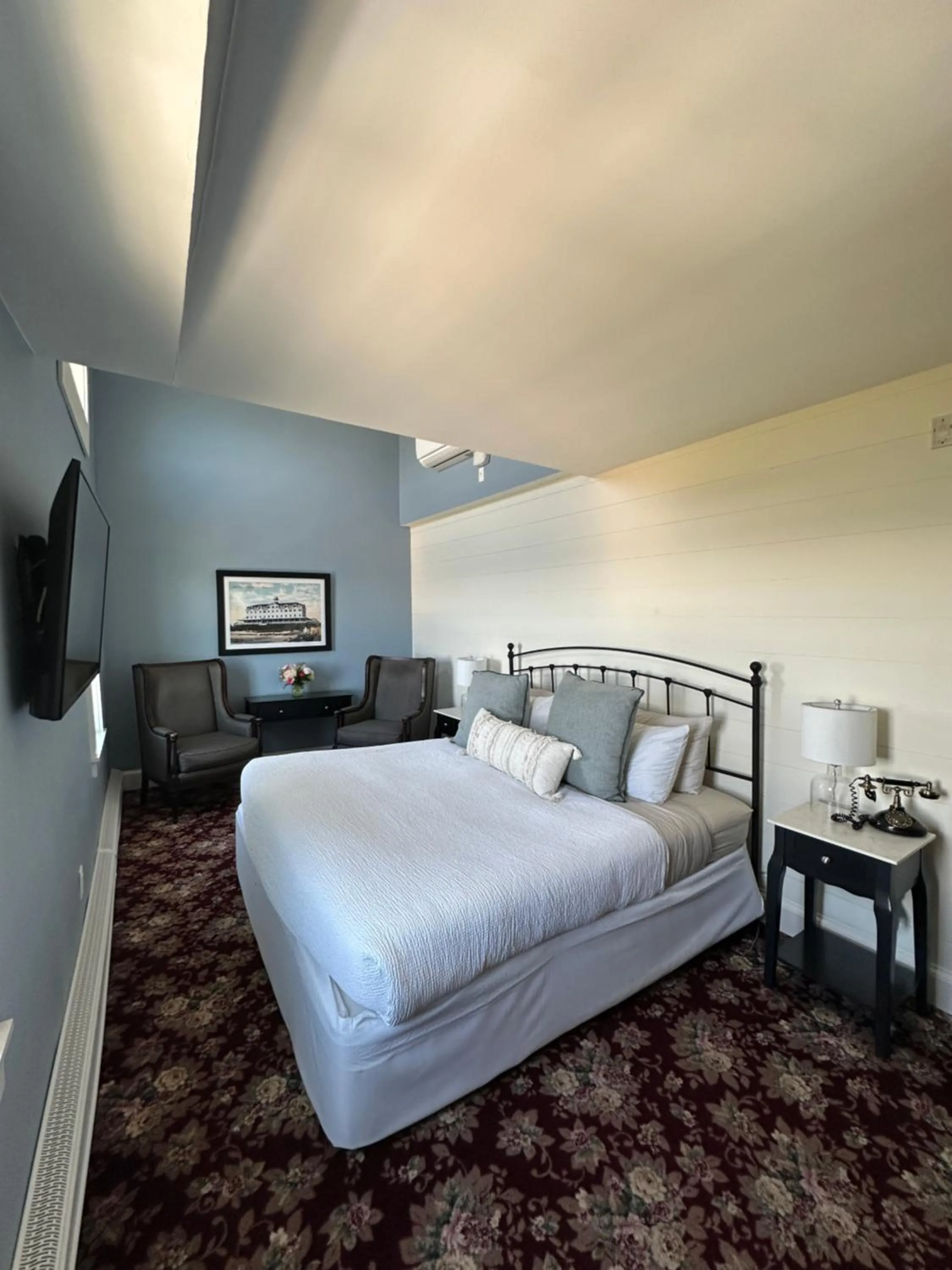 Bedroom, Bed in National Hotel