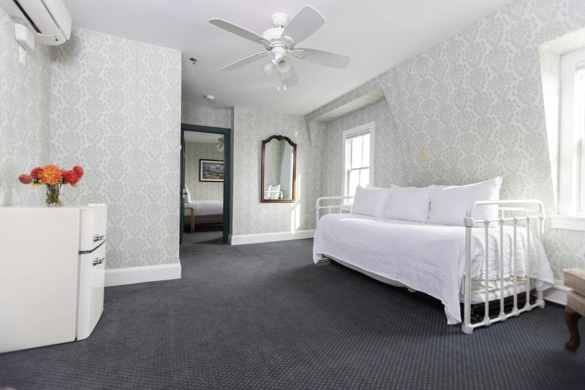 Living room, Bed in National Hotel