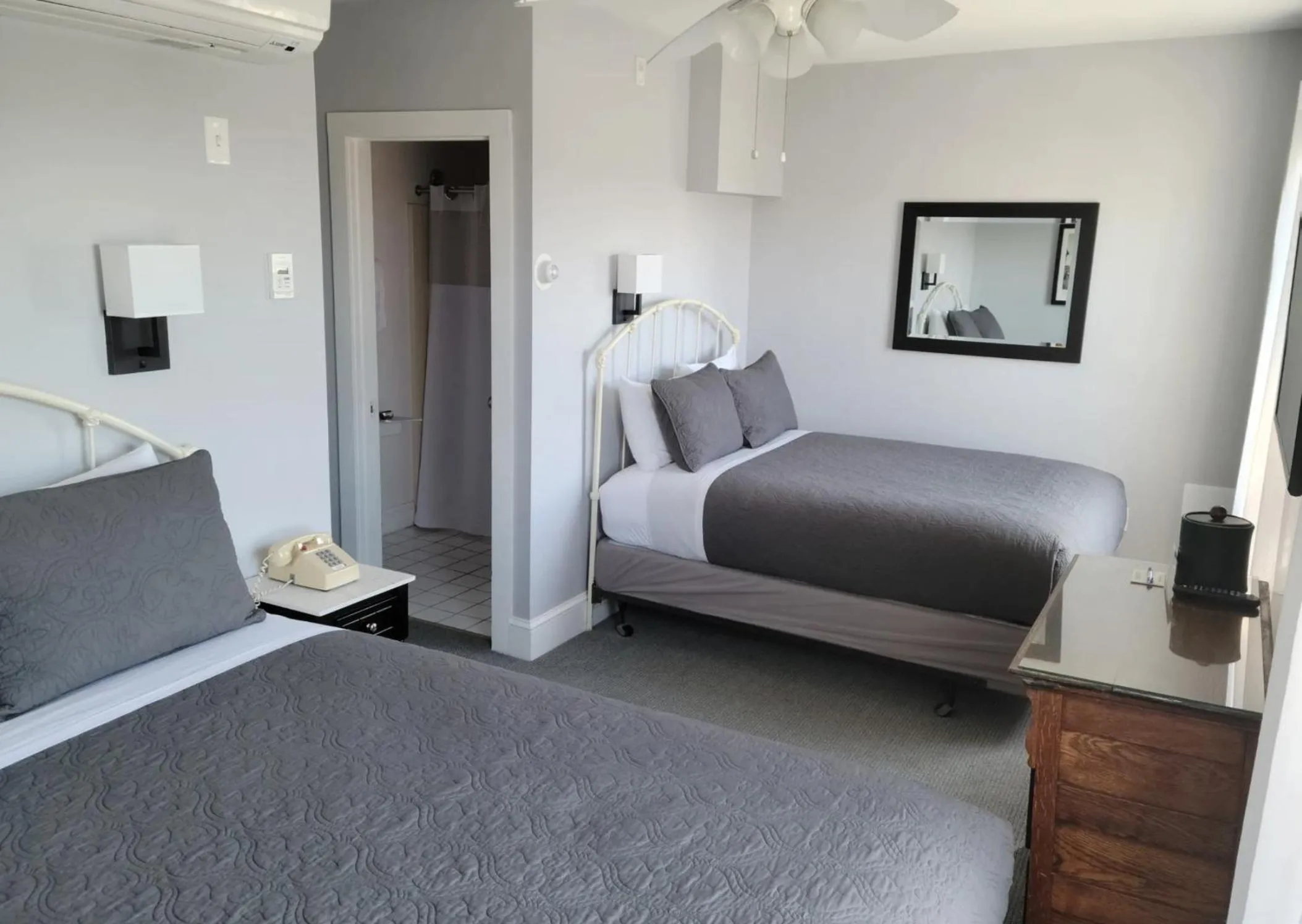 Bedroom, Bed in National Hotel