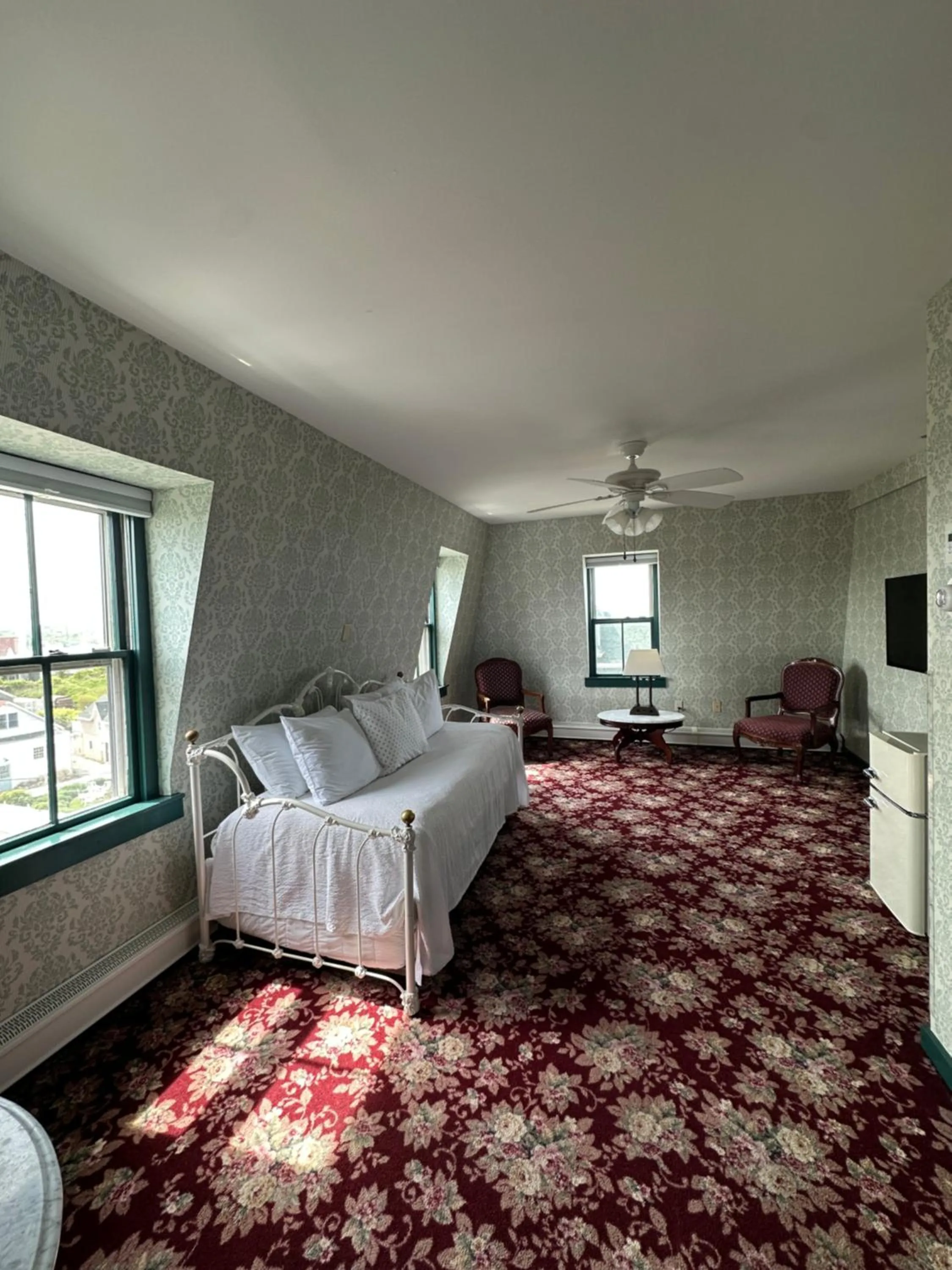 Bedroom, Bed in National Hotel