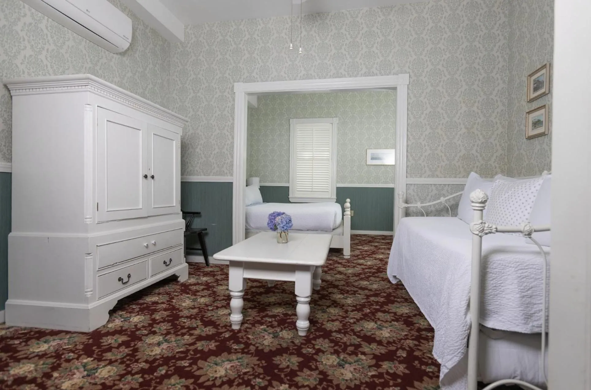 Bedroom, Bed in National Hotel