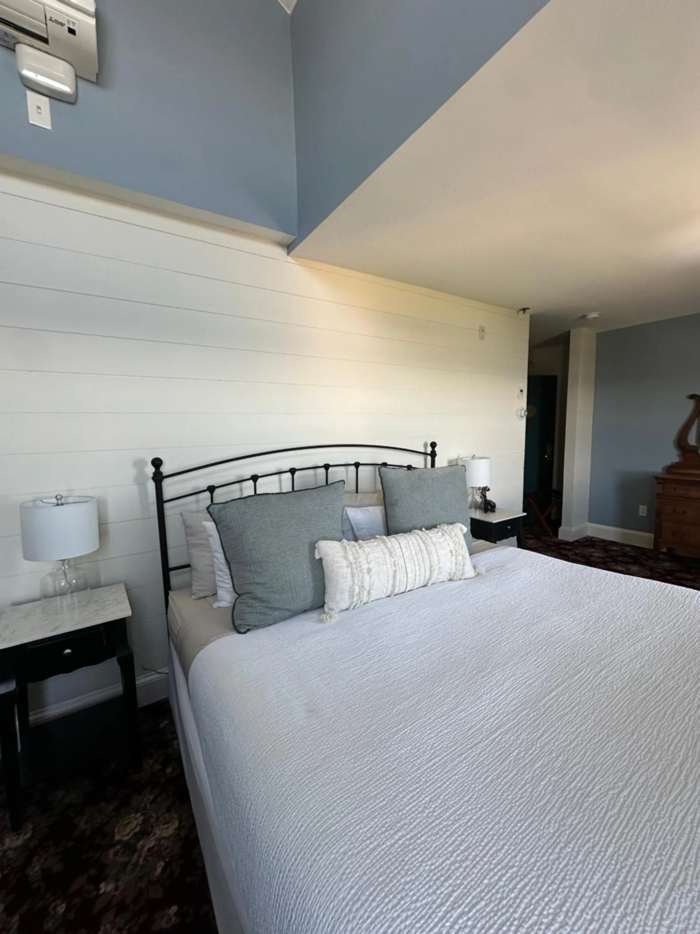 Bedroom, Bed in National Hotel
