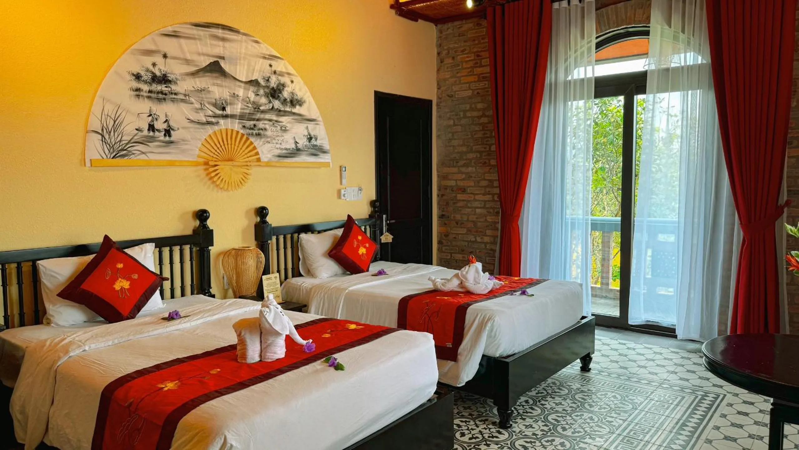 Photo of the whole room, Bed in Hue Ecolodge