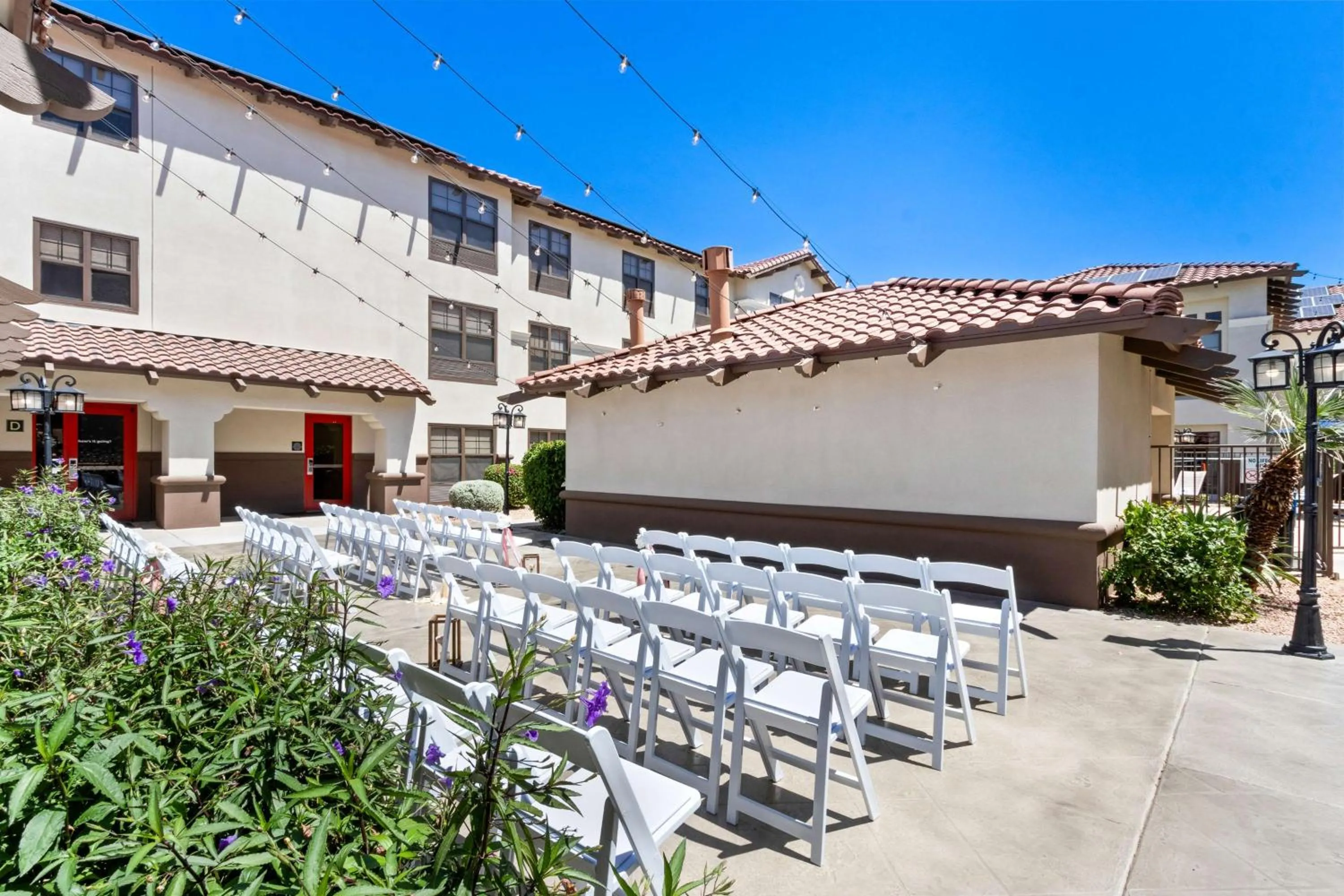 Inner courtyard view in Hampton Inn & Suites Phoenix-Goodyear